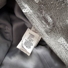 Brunello Cucinelli 精致珍贵的美学,丰盈这款初剪羊毛羊绒混纺斜纹法兰绒马甲的风格。宽大的剑领与双排扣闭 Brunello Cucinelli 精致珍贵的美学,丰盈这款初剪羊毛羊绒混纺斜纹法兰绒马甲的风格。宽大的剑领与双排扣闭
