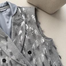 Brunello Cucinelli 精致珍贵的美学,丰盈这款初剪羊毛羊绒混纺斜纹法兰绒马甲的风格。宽大的剑领与双排扣闭 Brunello Cucinelli 精致珍贵的美学,丰盈这款初剪羊毛羊绒混纺斜纹法兰绒马甲的风格。宽大的剑领与双排扣闭