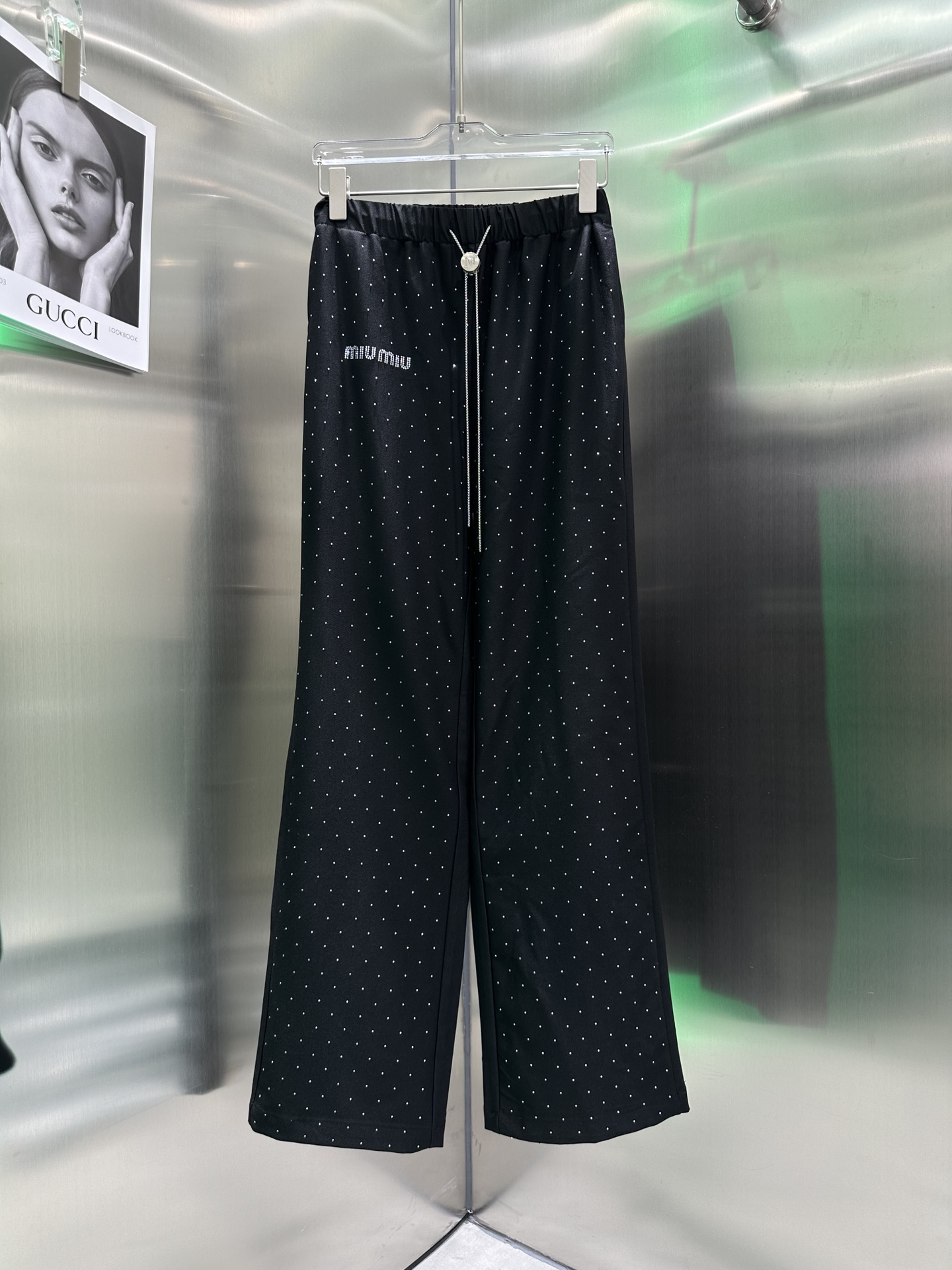 【新款发售】???????????? Miumiu重工烫钻直筒裤 高品质????pyldwl SML
