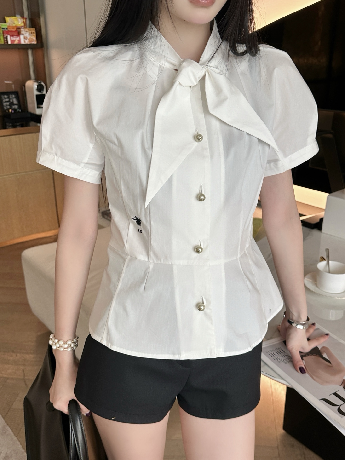 NO:324046,Model number D25030813 Dio* new custom CD letters pearl buttons classic bee CD embroidery neckline puff sleeves versatile cotton short-sleeved shirt top!  White, (M size shoulder width 63, bust 94, 55 length), dior, T-shirt, alexander wang19860909款号D25030813 Dio*新款定制CD字母珍珠纽扣经典小蜜蜂CD刺绣系带领泡泡袖百搭棉质短袖衬衣上衣！白色,（M码肩宽63,胸围94,衣长55）,,dior,T-shirt,alexander wang,Women's clothing