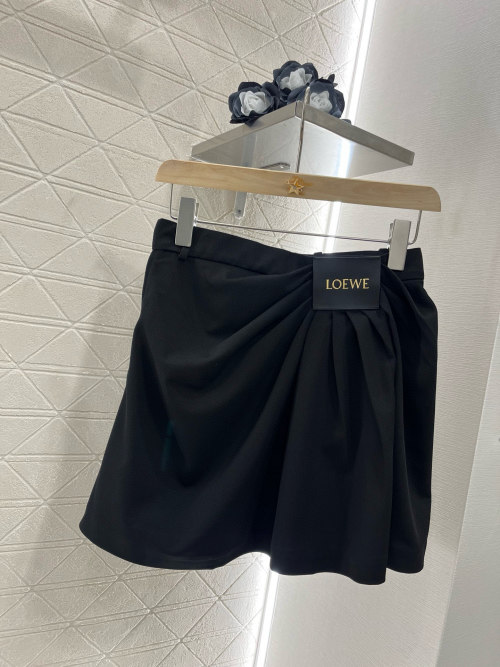 Loewe 2025 New Stylish Pleated Mini Skirt with Leather Label Detail 1 Loewe 2025 New Stylish Pleated Mini Skirt with Leather Label Detail