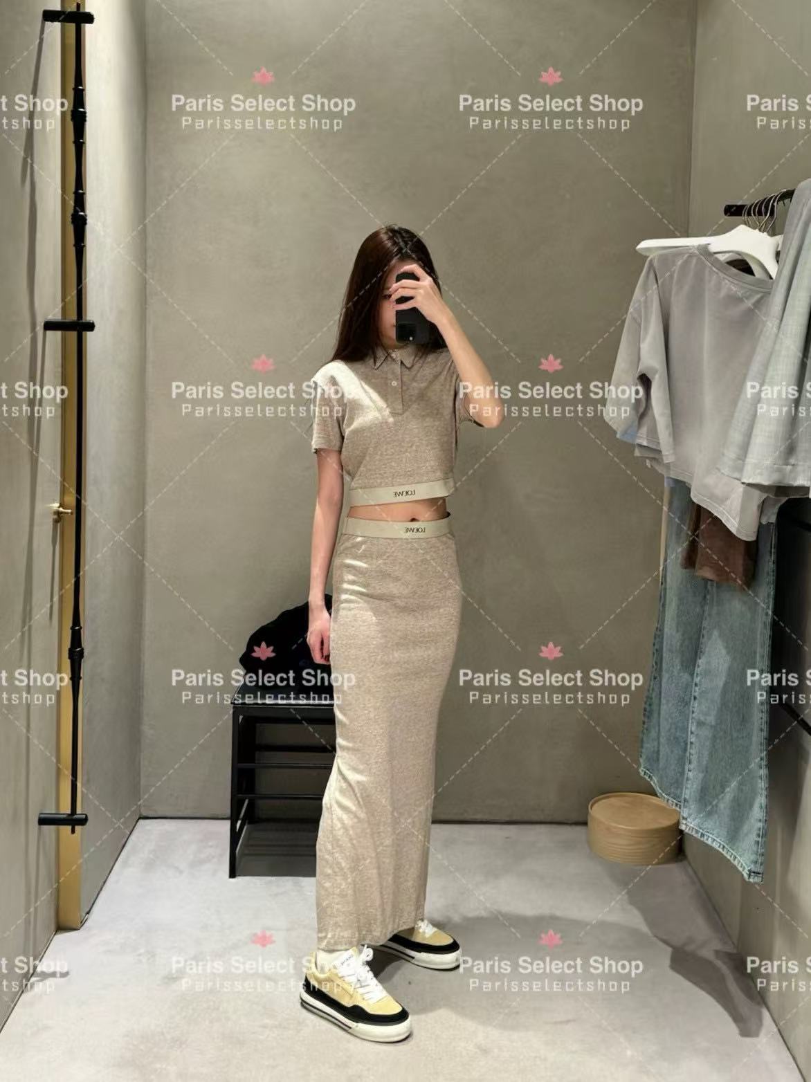 NO:409853,Model number D25051984 LOEW* new style, stylish and slim two-piece suit!  Original letter logo buttons, half-row buttoned lapel exposed navel short-sleeved top, webbing waist spliced ​​side slit long skirt!  Apricot color, (M size shoulder width 43, bust 92, sleeve length 17, clothing length 42; waist 68 is elastic, skirt length 96) hair, loewe, skirt, T-shirt, alexander wang19860909款号D25051984 LOEW*新款时尚气质修身显瘦两件套装！原版字母logo纽扣半排系扣翻领露肚脐短袖上衣织带腰拼接侧开叉长款半身裙！杏色,（M码肩宽43,胸围92,袖长17,衣长42；腰围68有弹力,裙长96）发,,loewe,skirts,T-shirt,alexander wang,Women's clothing