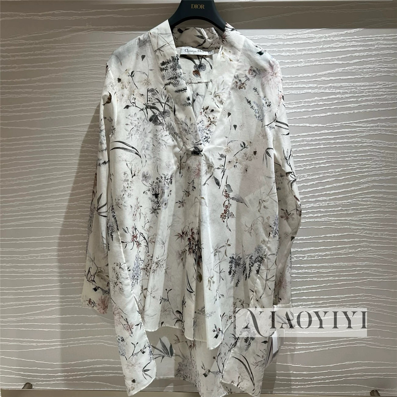 NO:424161,Model number D25053052 Dio* newest ink and leaf printing wide edge V-neck with short front and long back long loose long sleeve shirt!  (M size shoulder width 44, front bust 106/118, sleeve length 62, front garment length 72/82) hair, dior, alexander wang19860909款号D25053052 Dio*新款 水墨枝叶印花宽边V领前短后长宽松时尚长袖衬衣！（M码肩宽44,前胸围106/118,袖长62,前衣长72/82）发,,dior,alexander wang,Women's clothing