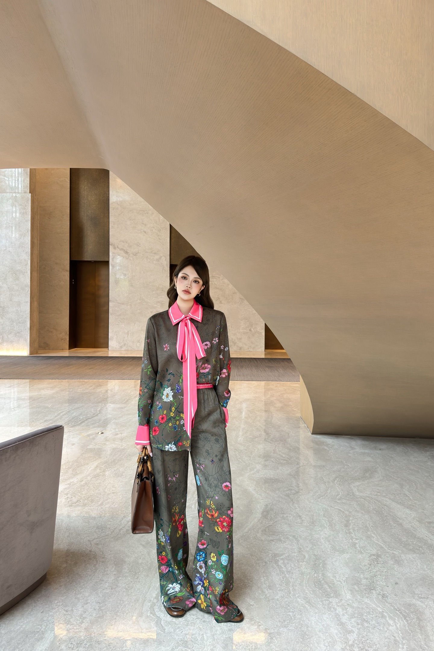 NO:485500,Model number D25090327 GUCC* new style fashionable floral print casual two-piece set!  Contrast color lapel splicing tie bow loose long sleeve shirt elastic waist drawstring wide-leg pants trousers, pockets on both sides of the pants!  (M size shoulder width 39, bust 106, sleeve length 59, clothing length 69; waist 68 elastic, hip 106, pants length 106) hair, gucci, alexander wang19860909款号D25090327 GUCC*新款气质时尚花卉印花休闲两件套装！撞色翻领拼接系带蝴蝶结宽松长袖衬衣松紧腰抽绳阔腿裤长裤、裤子两侧有口袋！（M码肩宽39,胸围106,袖长59,衣长69；腰围68松紧,臀围106,裤长106）发,,gucci,alexander wang,Women's clothing