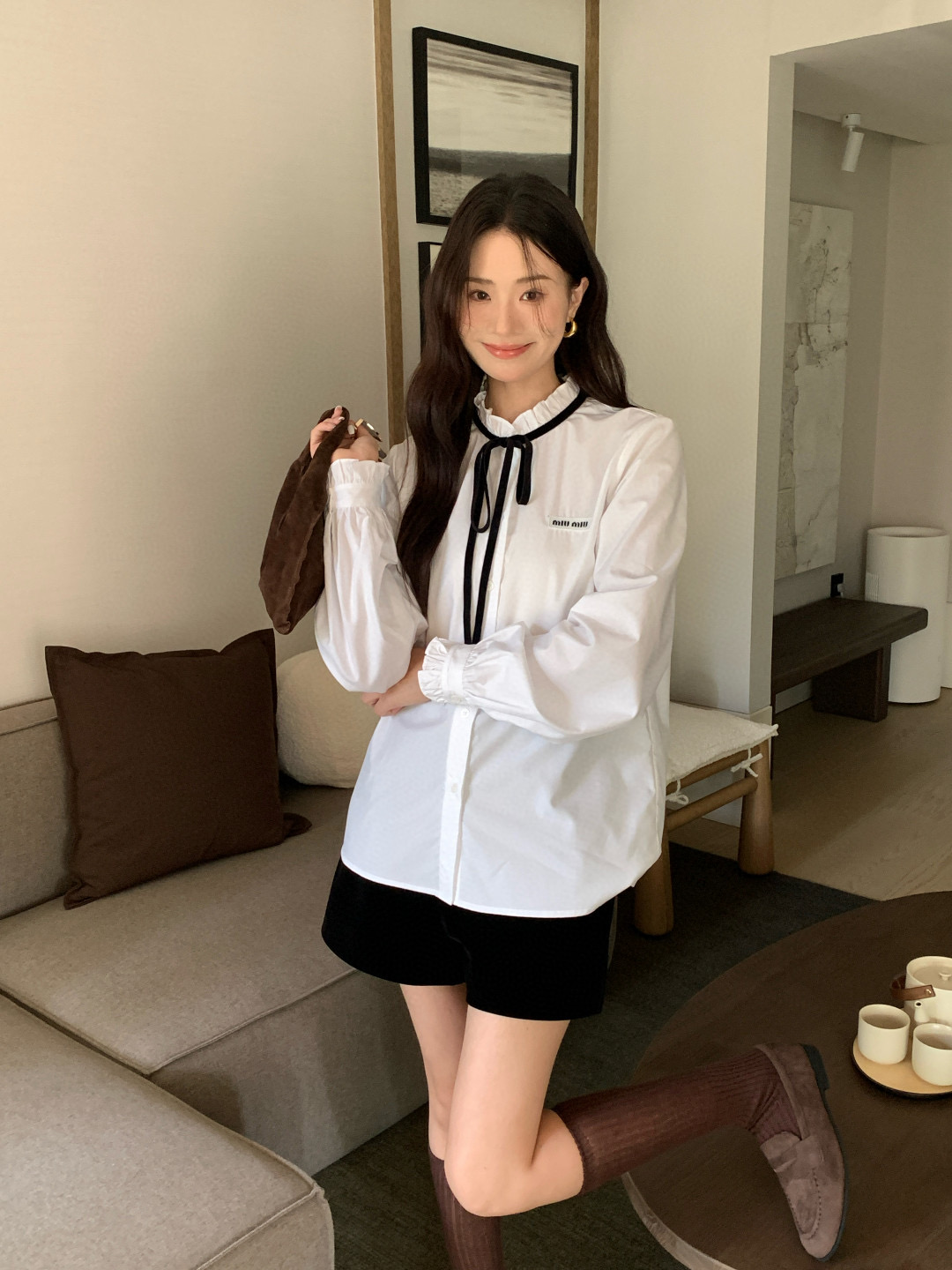 NO:506871,Model number D25092187 MiuMi* Miujia New Style Sweet and Age-reducing Velvet Lace Bow Decorative Wooden Earring Stand Collar Button Buckle Long Sleeve Cotton Shirt!  White, (M size shoulder width 39, bust 98, sleeve length 60, clothing length 62) hair, miumiu, alexander wang19860909款号D25092187 MiuMi*缪家新款 气质甜美减龄丝绒系带蝴蝶结装饰木耳边立领系扣长袖棉衬衣！白色,（M码肩宽39,胸围98,袖长60,衣长62）发,,miumiu,alexander wang,Women's clothing