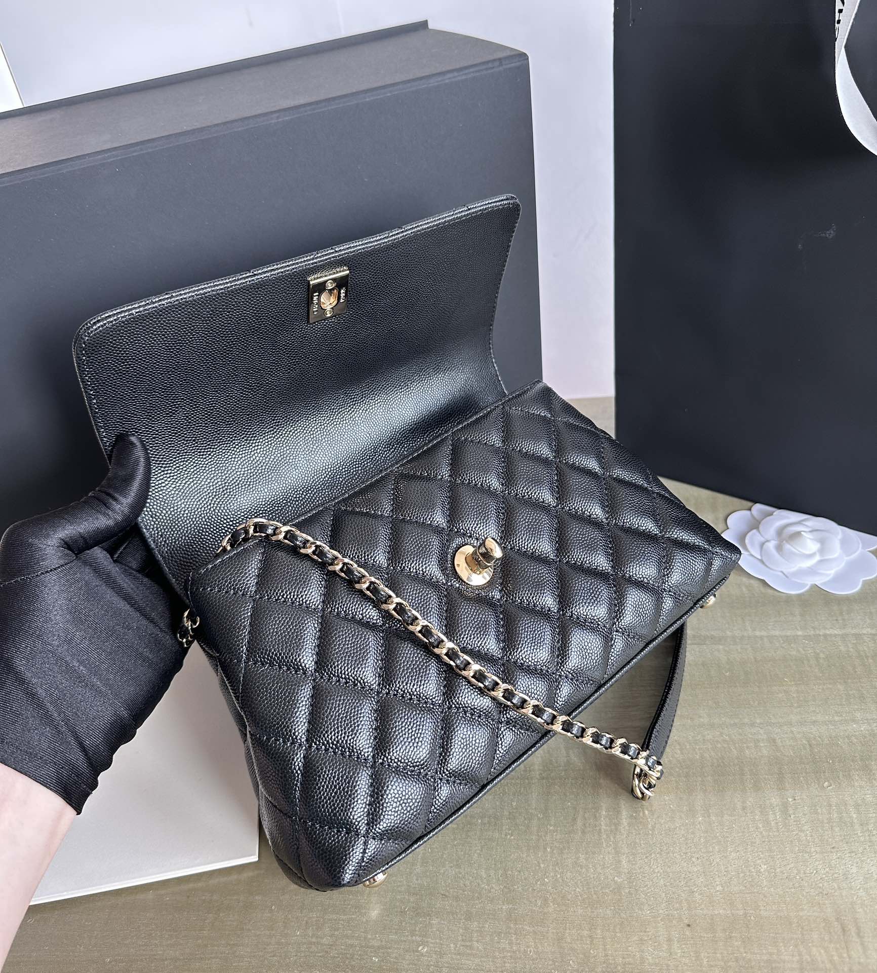 Chanel Luxury Designer Handbag Shoulder Bag in fine calfskin 6