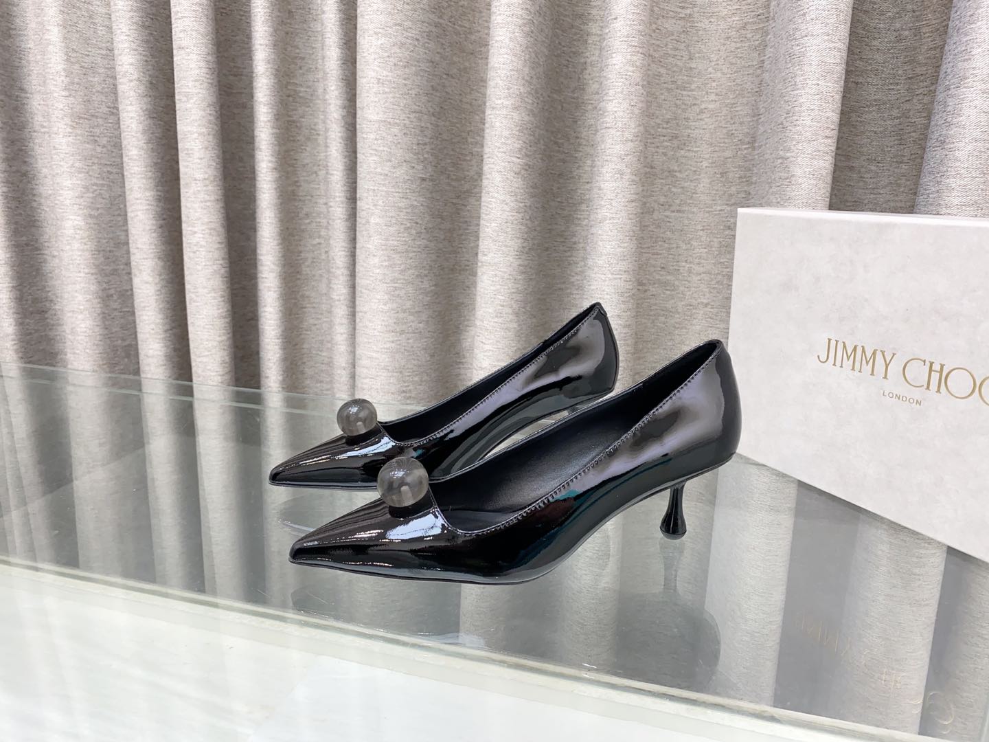 NO:244797,Jimmy choo2025ss. New style of ingot water drop heel in early spring. Perfect blend of elegance and luxury, and a full sense of high-end with coat. 1 fabric: nude patent leather, black patent leather 2 inner lining imported idiot lambskin is super soft and delicate 3 soles imported from Italian original color cowhide soles 4 sizes 34-39 (34 40 41 42 customized) 5 heels height 5 cm, high heels, jimmy choo, high heels, cowhide, sheepskin19860909Jimmy choo2025ss.初春新款元宝水滴跟. 优雅与奢华完美融合 搭配大衣高级感满满. 1面料: 裸色漆皮,黑色漆皮 2内里 进口意制小羊皮超级柔软细腻  3大底 进口意大利原色牛皮底4码数 34一39(34 40 41 42定制) 5跟高5厘米,高跟鞋,jimmy choo,high heels,cowhide,sheepskin,Women's Shoes