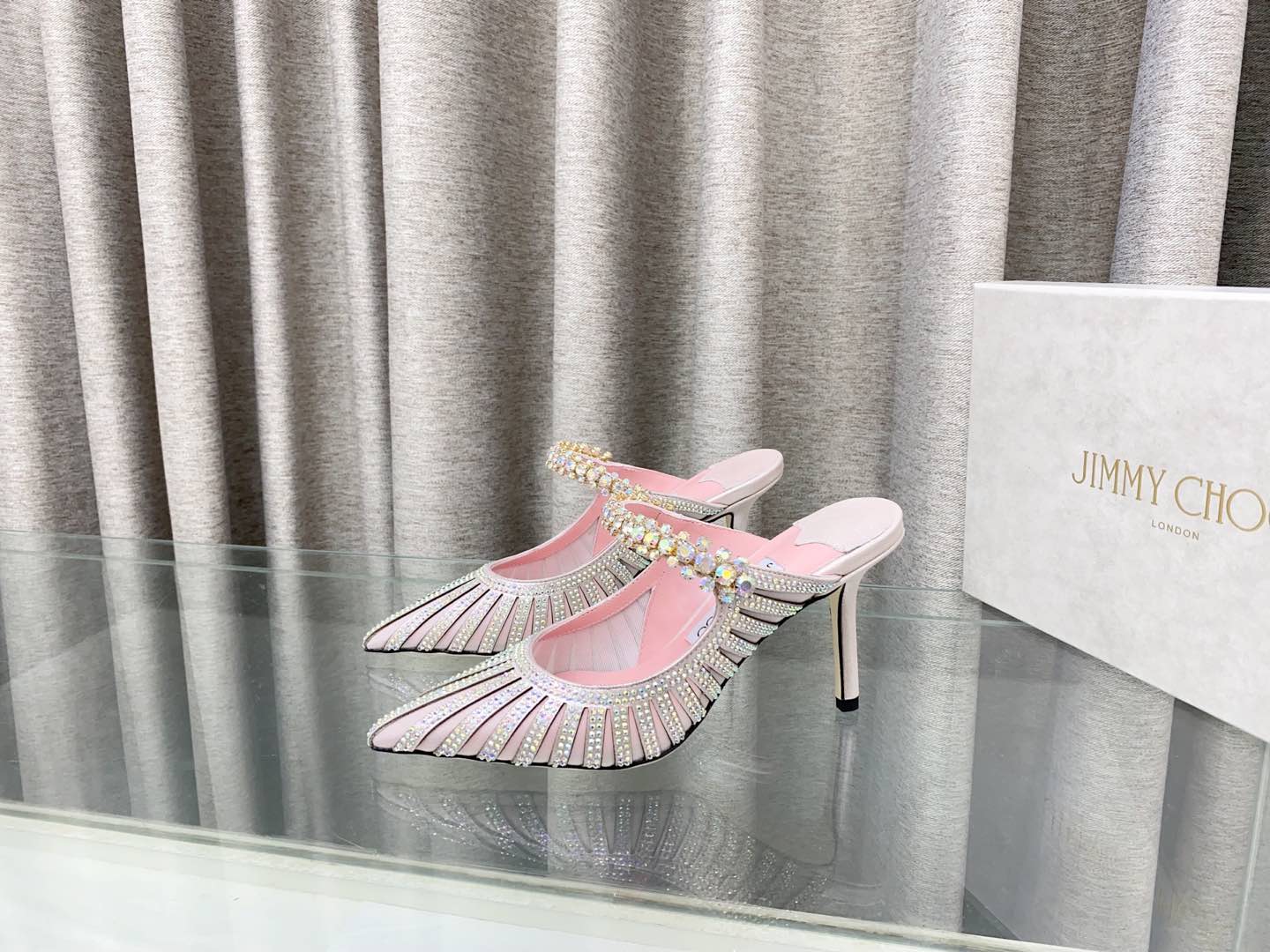 NO:884814,JIMMY CHOO 2025 hot style, pointed toe rhinestone high heels and sandals. Wang Yibo’s family is here. Motorcycle sisters, Jimmychoo global brand spokesperson. The Australian pointed toe diamond series is simply beautiful. I fall in love with the elegance and the playful sense of the future. I want to own it immediately after just one look. But a pair of exquisite high heels is really something to think about~~~~~~~~~~~~~~~~~  This series is designed for extraordinary and indifferent women, thus creating a unique overall effect. Jimmy Choo designs products that inspire women to go forward and show their charm. Strap rhinestone chain 1 fabric: gold pink 2 lining imported Italian lambskin super soft and delicate 3 outsole imported Italian raw color cowhide sole 4 sizes 34 to 39 (34 40 41 42 customized) 5 heel height 6.5cm  8.5cm,high heels,jimmy choo,sandals,high heels,cowhide,sheepskin19860909JIMMY CHOO 2025爆款, 尖头水钻高跟鞋 凉鞋 王一博的家人来 摩托姐姐们,Jimmychoo全球品牌代言人 澳大利亚尖头镶钻系列、简直是美上天了,爱上优雅、爱上俏皮的未来感,光看一眼便想马上拥有,但一双精致的高跟鞋确是可以想想滴～～～～～～～～～～～～～～～～～ 该系列专为超凡绝伦、无所谓的女士而设计,从而打造出别致的整体效果,Jimmy Choo 设计出激发女性一往无前的产品彰显魅力 绑带水钻链条 1面料: 金色 粉色 2内里 进口意制小羊皮超级柔软细腻  3大底 进口意大利原色牛皮底4码数 34一39(34 40 41 42定制) 5跟高6.5cm 8.5cm,高跟鞋,jimmy choo,sandals,high heels,cowhide,sheepskin,Women's Shoes