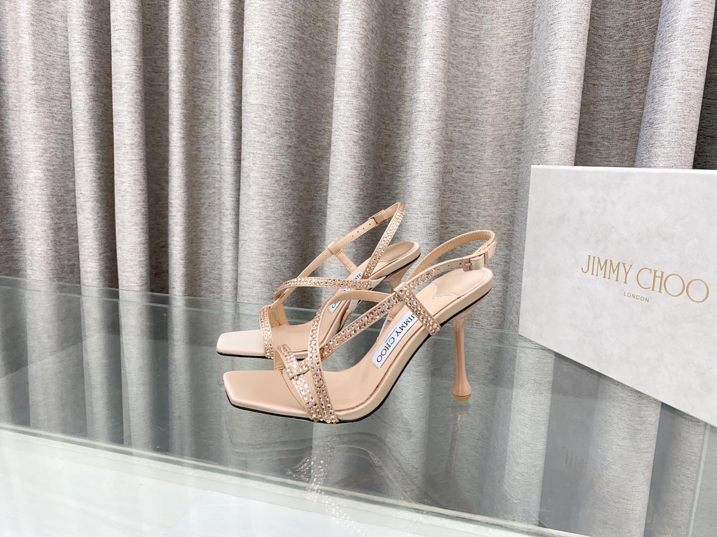 NO:244802,Jimmychoo Jimmy Week 2025ss, limited-edge square-head water drop heels in the counter, cross-alia diamond one-line belt, simple and atmospheric, with a craftsmanship back, giving people a refreshing and atmospheric feeling!   The same style as superstar Kendou, water drop slim high heels, famous models, and internet celebrities from all walks of life.  Different and charming sandals, all four colors are all in one go!  Fabric: imported patent leather and imported lambskin Inner: imported lambskin Heel height: 9.5cm Color: gold Black Size: 35-39 (34 40 41 42 Custom made no return or exchange), high heels, jimmy choo, jimmy choo, sandals, high heels, sheepskin19860909Jimmychoo吉米周2025ss,专柜限量款方头水滴跟,交叉奥钻一字带,简约大气,后带工形 给人清爽大气的感觉！  巨星肯豆同款 水滴细高跟 著名模特 各界名媛网红同款潮鞋！与众不同 风情万种凉鞋 四色齐发！ 面料:进口漆皮与进口小羊皮两种 内里:进口小羊皮 跟高:9.5cm 配色:金色 黑色 尺码:35-39(34 40 41 42 定做不退不换),高跟鞋,jimmy choo,jimmy choo,sandals,high heels,sheepskin,Women's Shoes