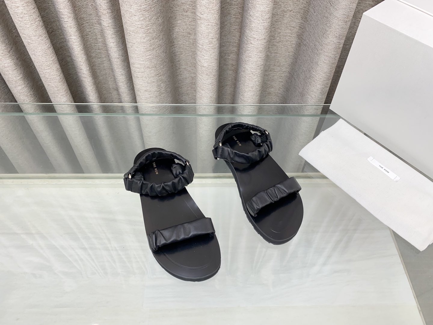 NO:173126,Purchase-Agent Grade the row, minimalist leather versatile flat sandals. The shoes are really the most comfortable style I have ever worn, so soft!  The socks must take it away. It has a high-end and simple feeling, in fact, in addition to being beautiful, its comfort is really easy to wear so hard that it is reluctant to take it off!  Match with jeans, suit pants, skirts are not inconsistent, original fabric cowhide, original sole, size 35-40 (40 custom made, no return or replacement), sandals, sandals, skirts, jeans, business suit, cowhide19860909代购级 the row 真皮极简百搭平底凉鞋 鞋脚真的是史上我穿过最最舒服的款式太柔软啦！磨脚星人一定要收了它 有一丢高级又简约的感觉其实除了好看以外它的舒适度真的是好穿到舍不得脱下来啦！ 搭配牛仔裤 西装裤 半身裙都毫无违和感 面料原版牛皮 鞋底原版鞋底 码数35-40（40定做不退不换）,凉鞋,sandals,skirts,jeans,business suit,cowhide,Women's Shoes