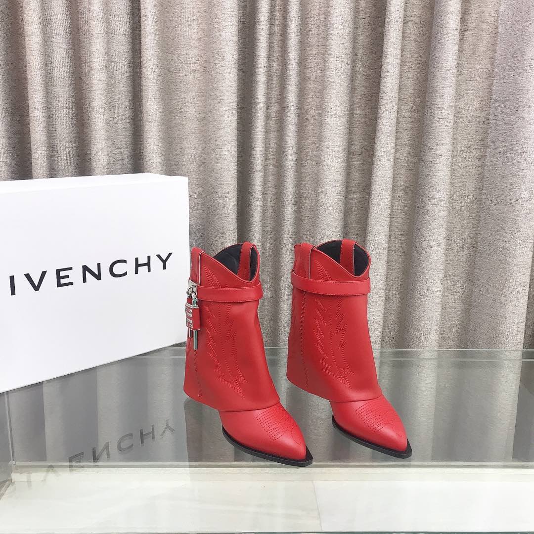 NO:245088,Top version (customized model) GIVENCHY Givenchy new fashionable short boots shiny leather boots Original 1:1 development, leather straps on the legs, metal buckles, gold asymmetric 4G LOGO metal padlocks, almond-shaped toe, heel height 9.5cm fabric leather. Lining sheepskin size 35~42, boots, given, given, given, boots, sheepskin19860909顶级版本（定做款） GIVENCHY纪梵希新款时尚短靴亮泽皮革靴 原版1:1开发,腿部饰有皮革束带,搭配金属扣,侧面饰有金色不对称4G LOGO金属挂锁,杏仁形鞋头 跟高9.5cm 面料皮革. 衬里羊皮革 码数35～42,靴子,givenchy,givenchy,boots,sheepskin,Women's Shoes