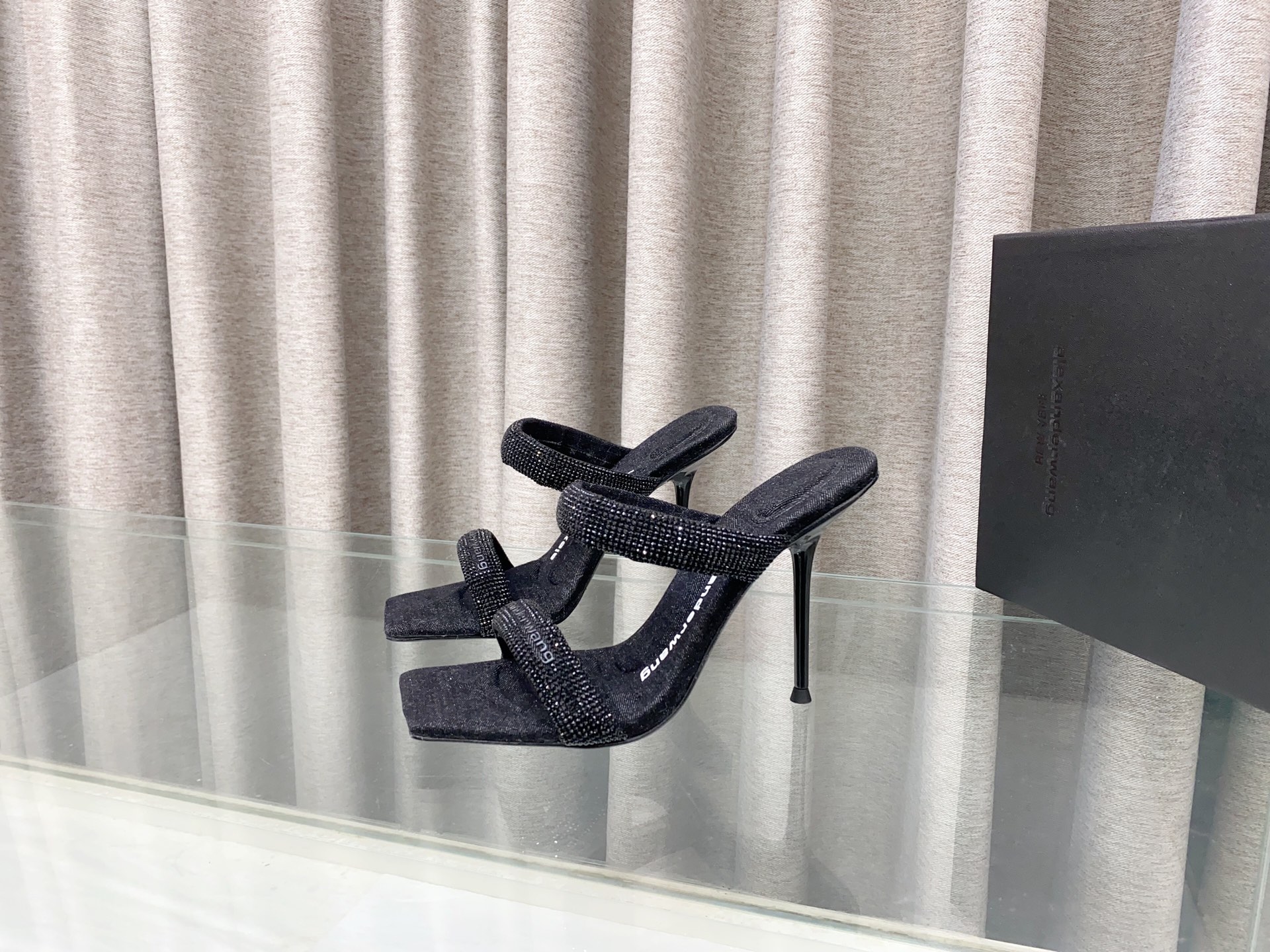 NO:244794,Diamond King New Style!  Alexander Wang high heels for women, luxury products for women, Alexande* Wang original 1:1 material, concave and convex and massage insoles with glue, logo, excellent match with the most fashionable square head   high elastic injection molding material queen!  The comfort is so good, the beauty is really beautiful, the position just can reveal the seams of the feet, it is really sexy~ the letter logo design is very special!  , The original leather is easy to control!  Imported upper denim, imported cowhide (black, white, blue, apricot, black leather, white leather) six colors, imported sheepskin footbed, heel height 10cm, original sole imported from Italy, perm dyed leather outsole, size 35-39 (34.40.41.42.43. Custom made), high heels, alexander wang, high heels, cowhide, sheepskin, Leather soles19860909钻面 大王 新款！Alexander Wang亚历山大王高跟鞋女士奢侈品Alexande* Wang原版1:1的材料 凹凸感带按摩的鞋垫配上注胶 Logo 搭配最潮方头 高弹注塑材质女王的绝佳搭配！舒服感爆棚,美是真的美,位置刚好可以露脚缝, 真的很sexy～字母logo设计很特别！,原厂皮料很好驾驭！ 鞋面进口牛仔布,进口牛皮（黑.白.蓝.杏.黑皮.白皮）六个色 垫脚进口羊皮 跟高10cm 鞋底原版意大利进口透染真皮大底 码数35-39（34.40.41.42.43.可定做）,高跟鞋,alexander wang,high heels,cowhide,sheepskin,Leather soles,Women's Shoes