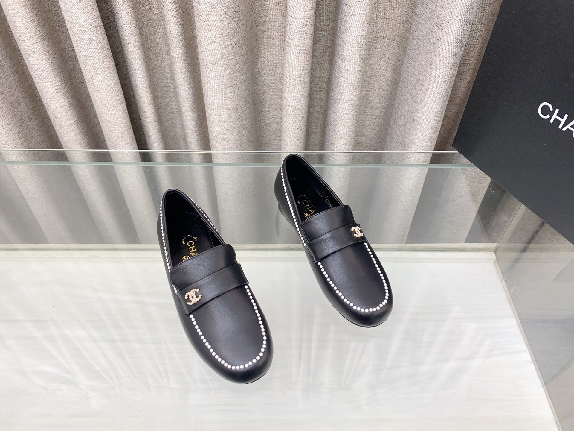 NO:174579,Semi-torque/Loafer 25Ss spring and summer new Chanel small fragrance pearl half slippers/Loafers The upper is decorated with classic elements pearl double C buckles, which echoes the front and back of the pearls on the upper!  It can be worn all year round. No matter when you take it out, it will be so high-end and attractive. Shopping and attracting attention!  Easy to wander in commuting and leisure occasions, be a casual and fashionable and elegant woman~ Upper lambskin inner lambskin sole Italian leather outsole size 35-39 (40/41 custom made without return or exchange), loafers semi-trailer, chanel, loafers, slippers, sheepskin, Leather soles19860909半拖 / 乐福 25Ss春夏新款Chanel小香珍珠半拖鞋/乐福鞋 鞋面饰以经典元素珍珠双C扣,与鞋面一圈珍珠前后呼应！一年四季皆可穿 不管什么时候拿出来搭配都贼高级耐看 逛街压马路赚足眼球！轻松游走于通勤和休闲场合 做个漫不经心的时髦优雅女子～ 鞋面小羊皮 内里小羊皮 鞋底意大利真皮大底 码数35-39（40/41定制不退换）,乐福鞋半拖,chanel,loafers,slippers,sheepskin,Leather soles,Women's Shoes