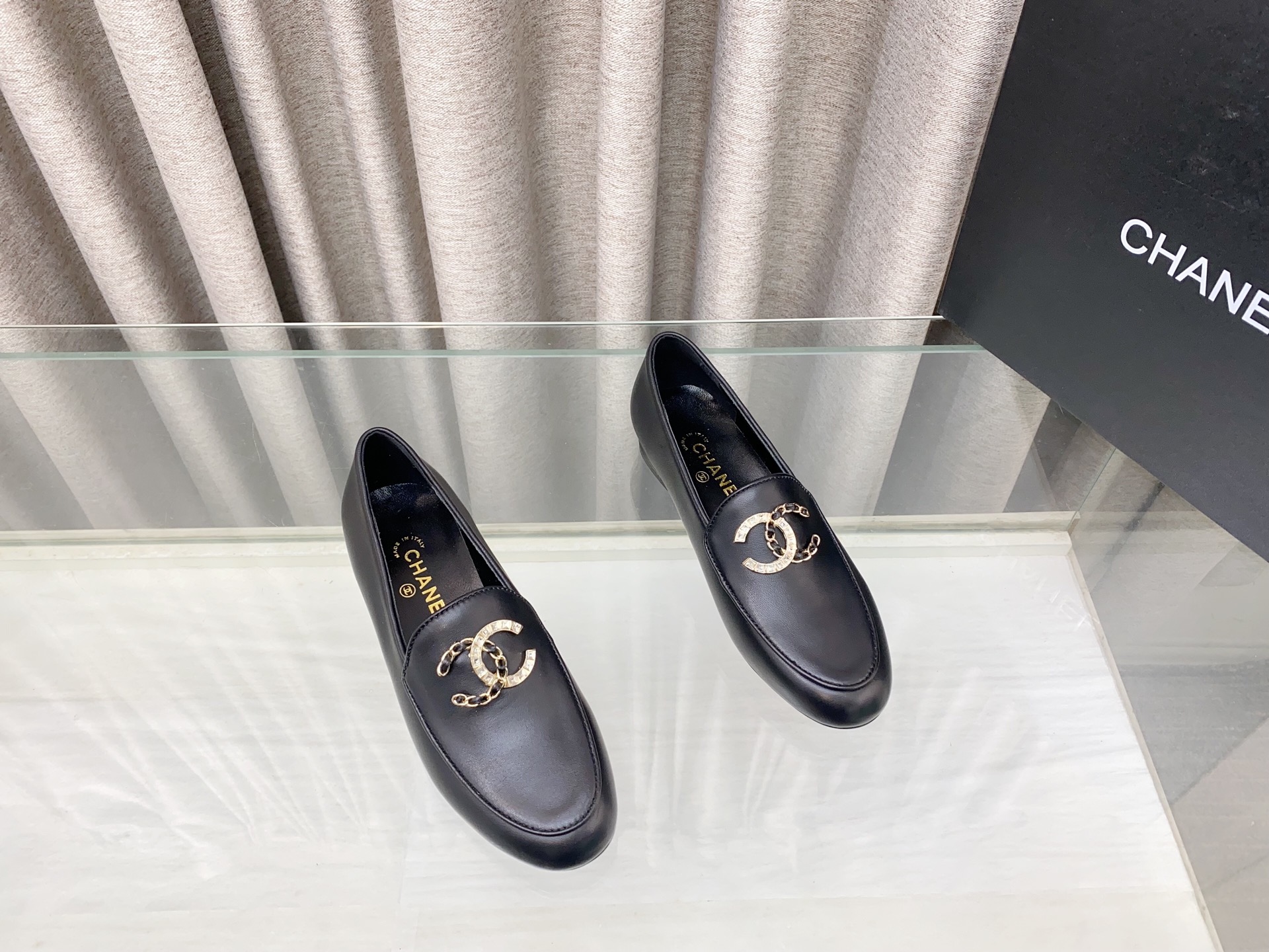 NO:174570,Semi-touch/single shoes 25Fw spring and summer new Chanel small perfume rhinestone double C half slippers/love single shoes. A versatile style that is not worn out. A super classic style. It is exquisite in casualness and has a firm temperament. This year's beautiful spring and summer bonus treasure!  Upper lambskin inner sheepskin inner high heel flat sole Italian leather outsole size 35-39 (40 41 custom made without return or exchange), semi-slippers, chanel, loafers, slippers, sheepskin, Leather soles19860909半拖 / 单鞋 25Fw春夏新款Chanel小香水钻双C半拖鞋/乐福单鞋 穿不腻的百搭款式 超经典的一款 休闲中带着精致 气质拿捏稳妥 今年春夏绝美加分宝藏！ 鞋面小羊皮 内里羊皮内里 高跟平底 鞋底意大利真皮大底 码数35-39（40 41定制不退换）,半拖单鞋,chanel,loafers,slippers,sheepskin,Leather soles,Women's Shoes