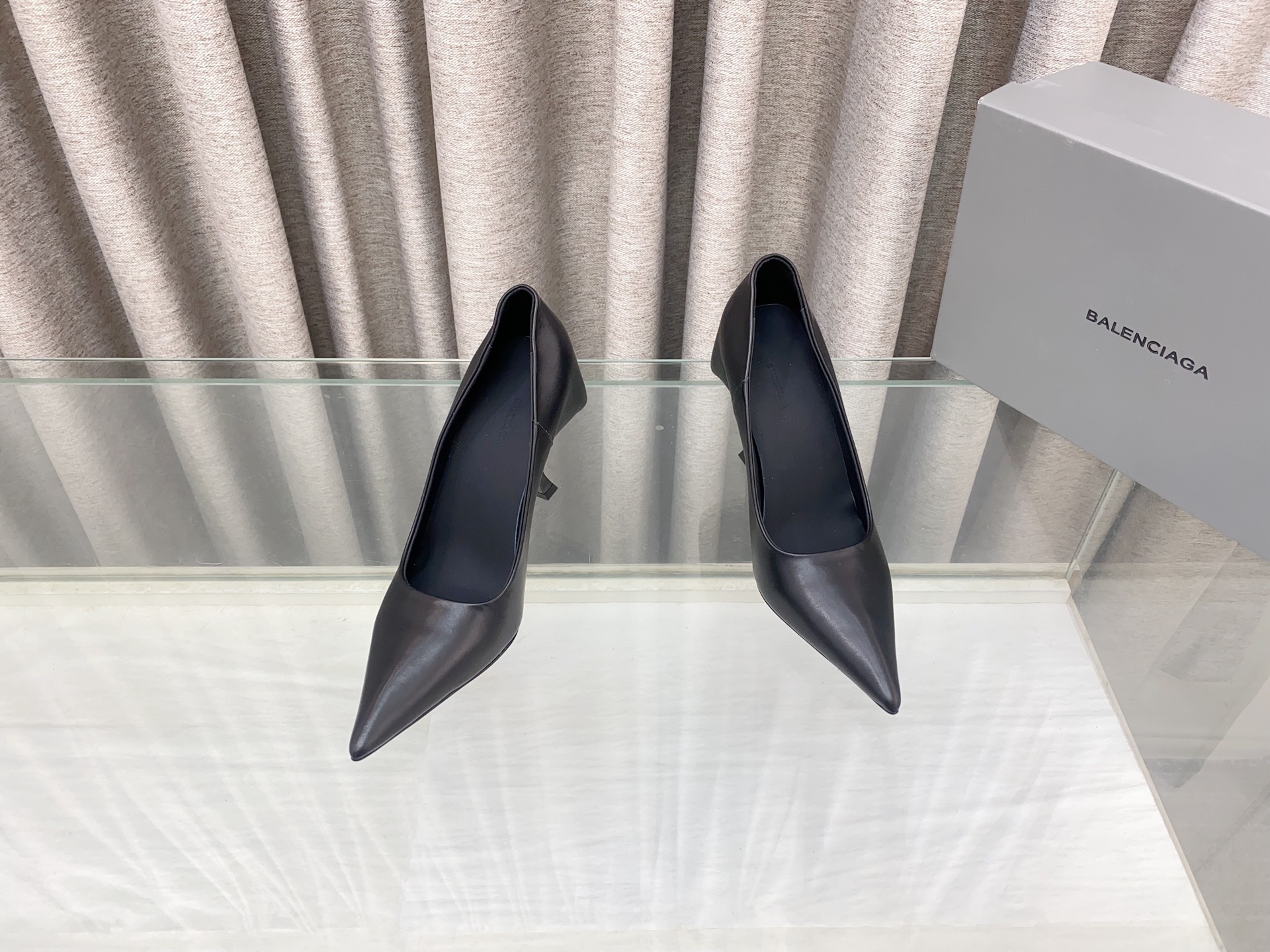 NO:244799,Top version, exclusive first release. Balenciaga official new spring and summer single shoe slipper series. The original counter is purchased and dismantled. When you hear the name of the series, it feels very 