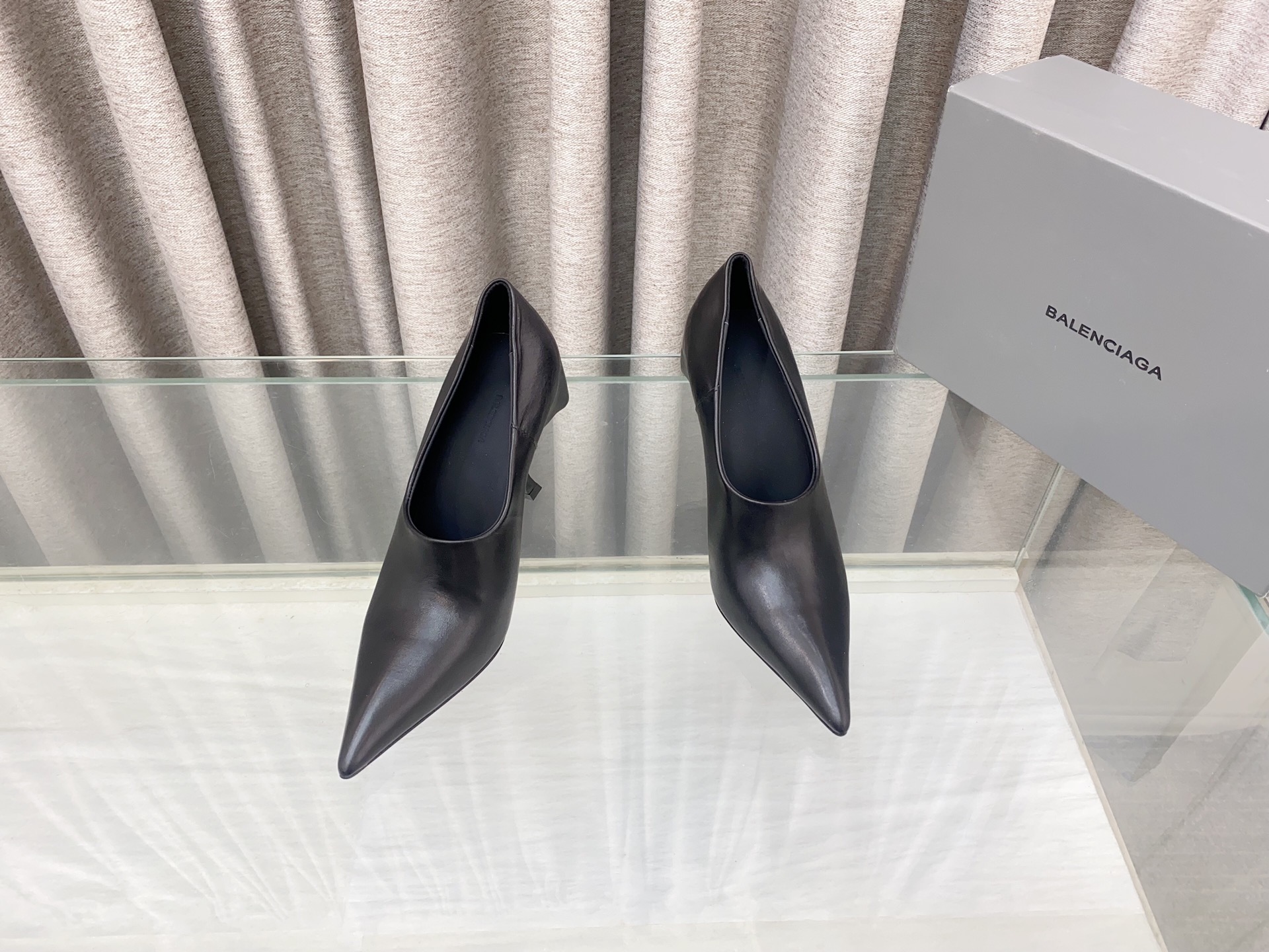 NO:164511,Top version, exclusive first release. Balenciaga official new spring and summer single shoe slipper series. The original counter is purchased and dismantled. When you hear the name of the series, it feels very 