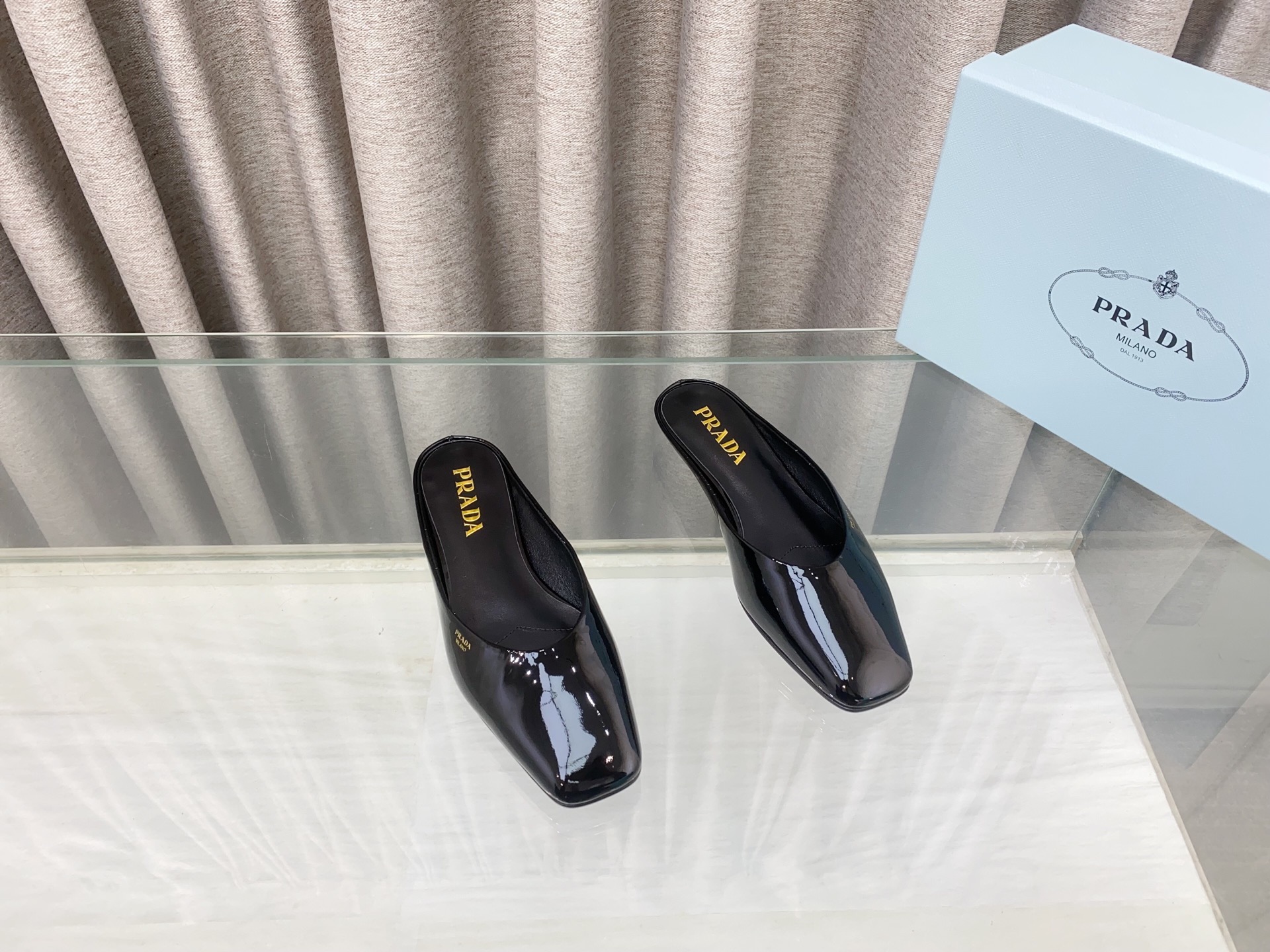 NO:164517,PRADA/Prada 25ss Spring and summer new style flat-heeled square-headed sandals. The simple design is probably its favorite point. It is not the kind that is rampant. It has its own brand personality. Imported calf patent leather fabric imported. Mixed-bred sheepskin inside. Outsole Italian leather soles (original version for molding and injection molding) Heel height 2cm Size35-39 (34.40.41.42 Custom made without return), semi-trail, prada, prada, slippers, sheepskin, Leather soles19860909PRADA/普拉达 25ss 春夏新款 平跟方头凉拖鞋 简单的设计大概就是它最让人喜欢的点 不是烂大街的那种 很有自己的品牌个性 面料进口小牛漆皮 内里进口混种羊皮 大底意大利真皮大底（原版来开模注塑大底） 跟高2cm Size35-39（34.40.41.42 订做不退换）,半拖,prada,prada,slippers,sheepskin,Leather soles,Women's Shoes