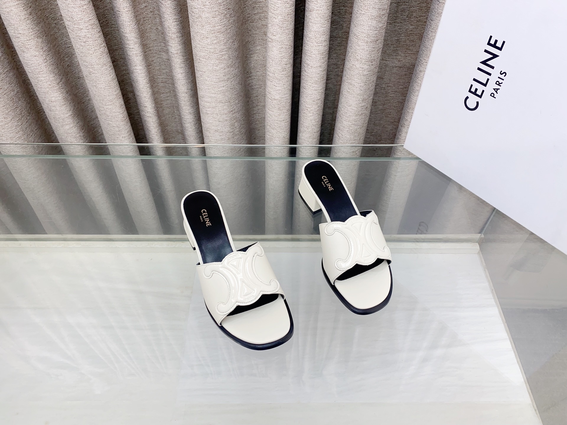 NO:164514,Celine Arc de Triomphe 25ss Spring and Summer New Slippers Celine Arc de Triomphe 25ss Spring and Summer New Slippers Baotou semi-torque Muller slippers are full of high-end feel. Internet celebrity ins grass planting artifact, very retro style, full of aura, very novel design style, high-end and very comfortable. The imprinted celine logo highlights the brand's charm. Fabric patent leather, inner cowhide, genuine leather sole size 35-40 (40 customization, no return or replacement), slippers, celine, slippers, cowhide19860909Celine 凯旋门 25ss 春夏新款 拖鞋Celine凯旋门 25ss 春夏新款 包头半拖穆勒拖鞋高级感十足 网红ins 种草神器、非常复古风、气场十足单品、设计风格非常新颖、高档且非常舒适.压印celine 标志彰显品牌魅力 面料漆皮 内里牛皮 鞋底真皮 尺码35-40(40定制不退不换),拖鞋,celine,slippers,cowhide,Women's Shoes