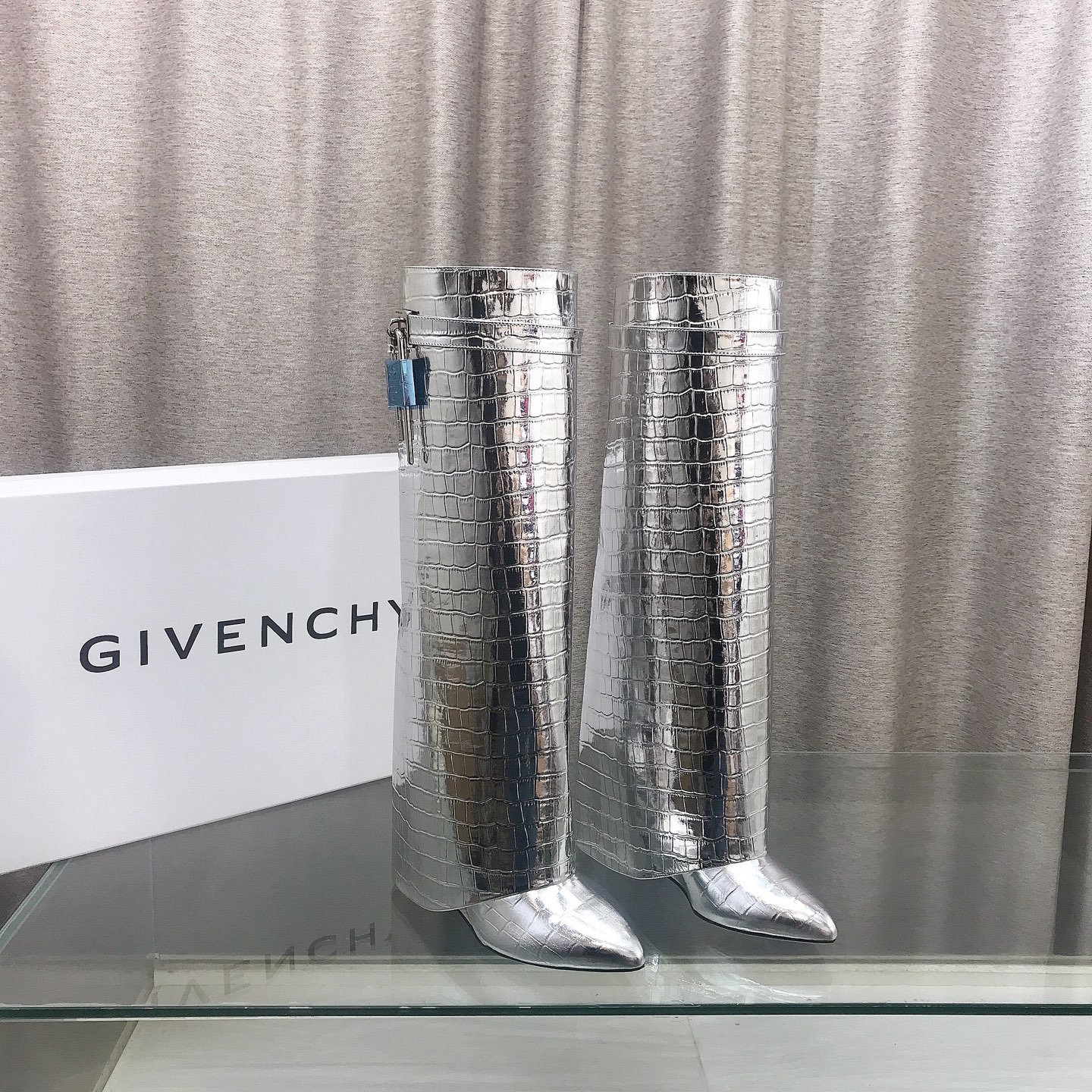 NO:245093,Top version (customized model) GIVENCHY Givenchy new fashion boots shiny leather boots Original 1:1 development, leather straps on the legs, paired with metal buckles, gold asymmetric 4G LOGO metal padlock, almond-shaped toe, cladding wedge 9.5cm Fabric cowhide, lining sheepskin Size 35~42, boots, given, given, given, given, boots, cowhide, sheepskin19860909顶级版本（定做款） GIVENCHY纪梵希新款时尚长靴亮泽皮革靴 原版1:1开发,腿部饰有皮革束带,搭配金属扣,侧面饰有金色不对称4G LOGO金属挂锁,杏仁形鞋头,包覆式坡跟9.5cm 面料牛皮革,衬里羊皮革 码数35～42,靴子,givenchy,givenchy,boots,cowhide,sheepskin,Women's Shoes