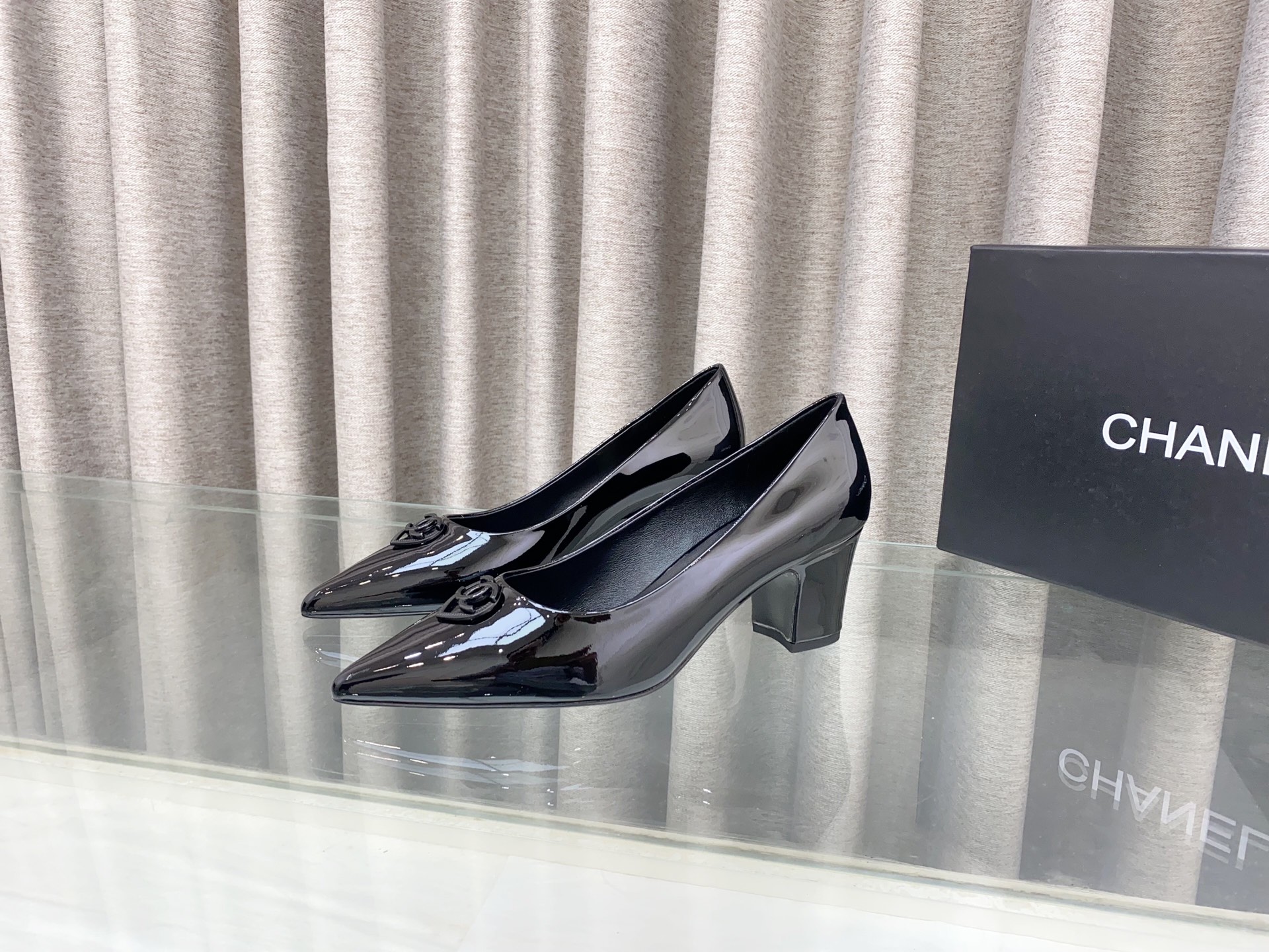 NO:244809,25Ss spring and summer new Chane* small fragrance pointed flat shoes/sandals. Classic double C incorporates love buckles. The pointed toe design is rare. It is playful and a bit mature. It reduces age and has a temperament!  Upper lambskin/suede inner lambskin inner sole Italian leather outsole size 35-39 (40 41 custom made without return), high heels, chanel, high heels, slippers, sheepskin, chamois leather, Leather soles1986090925Ss春夏新款Chane*小香尖头平底单鞋/凉拖鞋 经典双C融入爱心扣饰,尖头设计真不多见,俏皮中又有点轻熟的高级,穿起来减龄又有气质！ 鞋面小羊皮/麂皮 内里羊皮内里 鞋底意大利真皮大底 码数35-39（40 41定制不退换）,高跟鞋,chanel,high heels,slippers,sheepskin,chamois leather,Leather soles,Women's Shoes