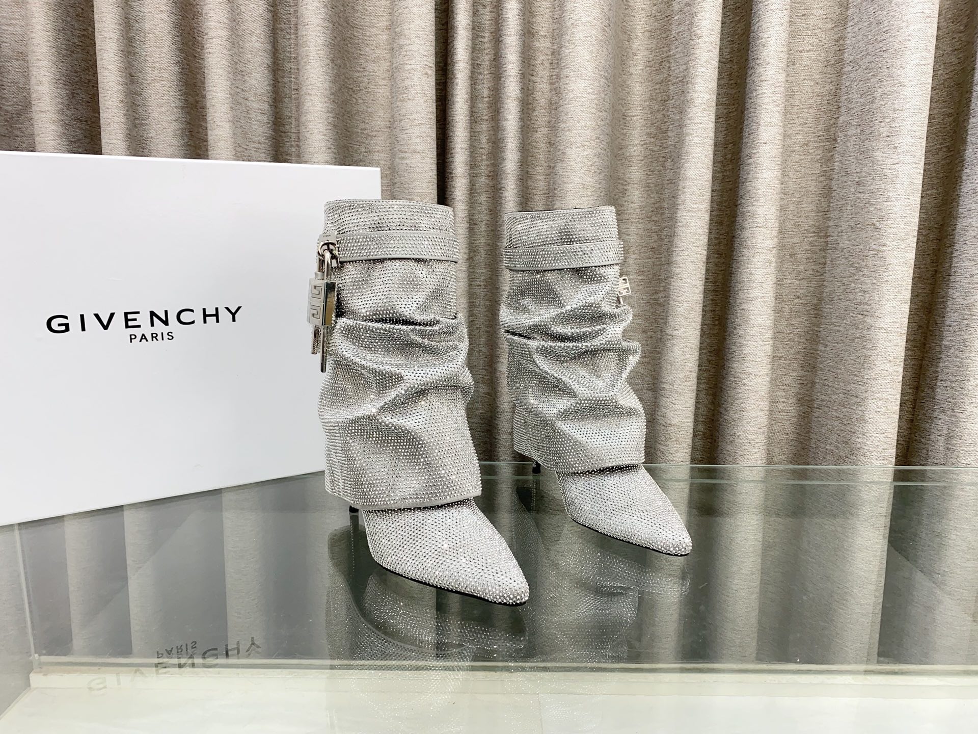 NO:245098,Top version (customized model) GIVENCHY Givenchy new high-heeled pleated diamond boots, decorated with western style three-dimensional pattern. Shark Lock series leather straps, paired with GIVENCHY LOGO metal buckle and silver-finished 4G Lock padlock, clad leather, almond-shaped toe, paired with visible stitching, clad wedge!  The material is made of cowhide inner lining and genuine leather sole!  Heel height is about 9.5 cm, size 35~43, boots, given, given, given, given, boots, cowhide, Leather soles19860909顶级版本（定做款） GIVENCHY纪梵希新款高跟打皱褶钻靴,饰以西部风格立体图案 Shark Lock系列 皮革饰带,搭配GIVENCHY LOGO金属扣和银色饰面4G Lock挂锁,包覆皮革,杏仁形鞋头,搭配可见缝线,包覆式坡跟！材料采用牛皮内里,真皮大底！ 鞋跟高度约9.5厘米 码数35～43,靴子,givenchy,givenchy,boots,cowhide,Leather soles,Women's Shoes