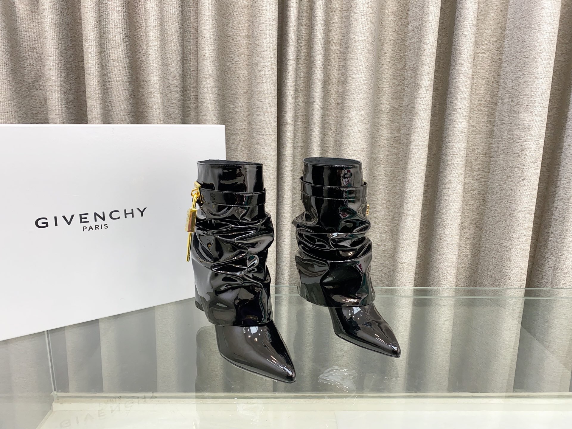 NO:245101,Top version (customized model) GIVENCHY Givenchy new high-heeled pleated boots, decorated with western style three-dimensional pattern Shark Lock series leather straps, paired with GIVENCHY LOGO metal buckle and silver-finished 4G Lock padlock, clad leather, almond-shaped toe, paired with visible stitching, clad wedge!  The material is made of cowhide inner lining and genuine leather sole!  Heel height is about 9.5 cm, size 35~43, boots, given, given, given, given, boots, cowhide, Leather soles19860909顶级版本（定做款） GIVENCHY纪梵希新款高跟打皱褶靴,饰以西部风格立体图案 Shark Lock系列 皮革饰带,搭配GIVENCHY LOGO金属扣和银色饰面4G Lock挂锁,包覆皮革,杏仁形鞋头,搭配可见缝线,包覆式坡跟！材料采用牛皮内里,真皮大底！ 鞋跟高度约9.5厘米 码数35～43,靴子,givenchy,givenchy,boots,cowhide,Leather soles,Women's Shoes