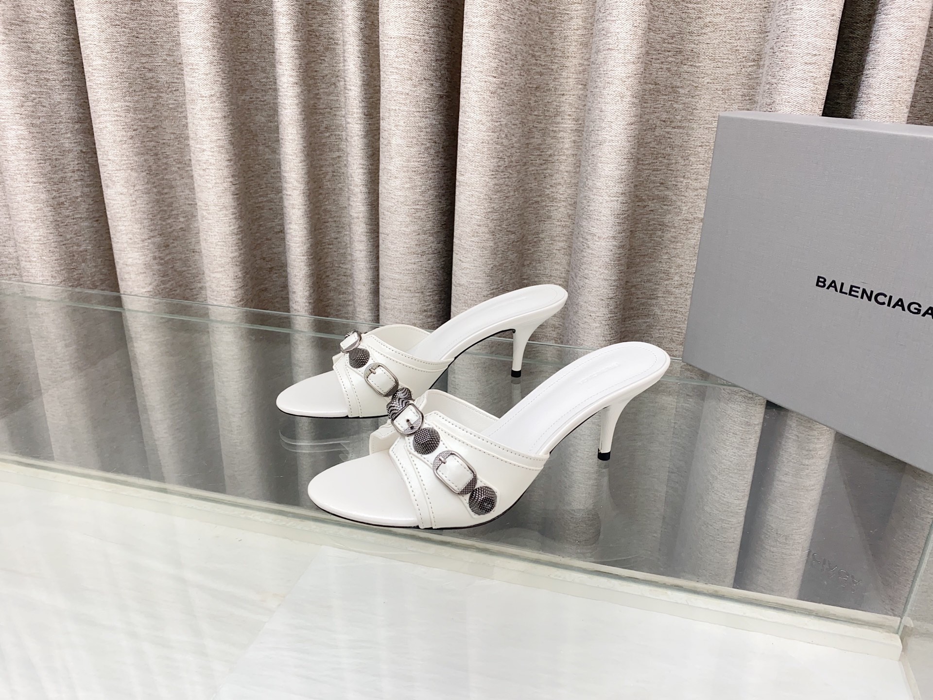 NO:244817,Balenciaga's new spring 2025 Balenciaga's LeCagole series slippers featured this year, wearing the most handsome motorcycle style series of Balenciaga, becoming the most beautiful woman on the street!  !  (Top version, exclusive first release.) Balenciaga new rivet buckle high heel sandals are grandly launched... …………………… Fabric top layer cowhide material   rivet buckle decorative strap The sole is made of high true original Italian cowhide sole. The inner lining and footrest are made of full sheepskin size35/39 (34 40 41 Custom made without return. Heel height 6.5cm, high heels, balenciaga, balenciaga, high heels, slippers, cowhide, sheepskin19860909Balenciaga2025春季新款 巴黎世家今年主打的LeCagole系列拖鞋,穿上巴黎世家最帅机车风系列,成为街上最美的那个女！！（顶级版本,独家首发.) Balenciaga新款 铆钉扣带高跟凉拖隆重上市..  …………………… 面料头层牛皮材料 铆钉扣装饰带 大底大底采用高真原色意大利牛皮底. 内里和垫脚全羊皮制作 size35/39（34 40 41 订做不退换. 跟高6.5cm,高跟鞋,balenciaga,balenciaga,high heels,slippers,cowhide,sheepskin,Women's Shoes