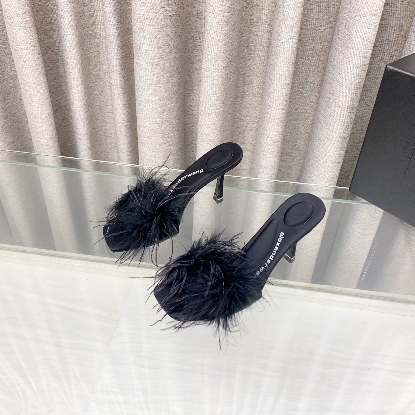 NO:244821,New summer colors!  The most popular ostrich feather in the King Color Series is launched. Alexander Wang, the luxury original 1:1 material for women's luxury goods. The insole with concave and convex feel and massage is paired with glue. The best combination of the most fashionable square head   high elastic injection molding material is the queen!  Classic design, ostrich feather   colorful silk matching, more fashionable!  Update trend!  A popular high-heeled slipper in spring and summer, [Hu] [Hu] Worth owning imported satin upper (black, green, bright red) [Firecrackers] [Firecrackers] Imported sheepskin footbed imported satin heel height 8.0cm sole original Italian imported dyed leather outsole size 35-39 (34 40 41 42 43 customized), high heels, alexander wang, high heels, slippers, sheepskin, silk fabric, Leather soles19860909夏季色彩新款！大王彩色系列最火爆的鸵鸟毛上市Alexander Wang亚历山大王高跟鞋女士奢侈品原版1:1的材料 凹凸感带按摩的鞋垫配上注胶 Logo 搭配最潮方头 高弹注塑材质女王的绝佳搭配！经典设计,鸵鸟毛 彩丝搭配,更时尚！更新潮！一款春夏火爆的高跟拖鞋,[拥抱][拥抱]值得拥有 鞋面进口绸缎（黑色 绿色 大红）[爆竹][爆竹] 内里进口羊皮 垫脚进口绸缎 跟高8.0cm 鞋底原版意大利进口透染真皮大底 码数35-39（34 40 41 42 43定做）,高跟鞋,alexander wang,high heels,slippers,sheepskin,silk fabric,Leather soles,Women's Shoes