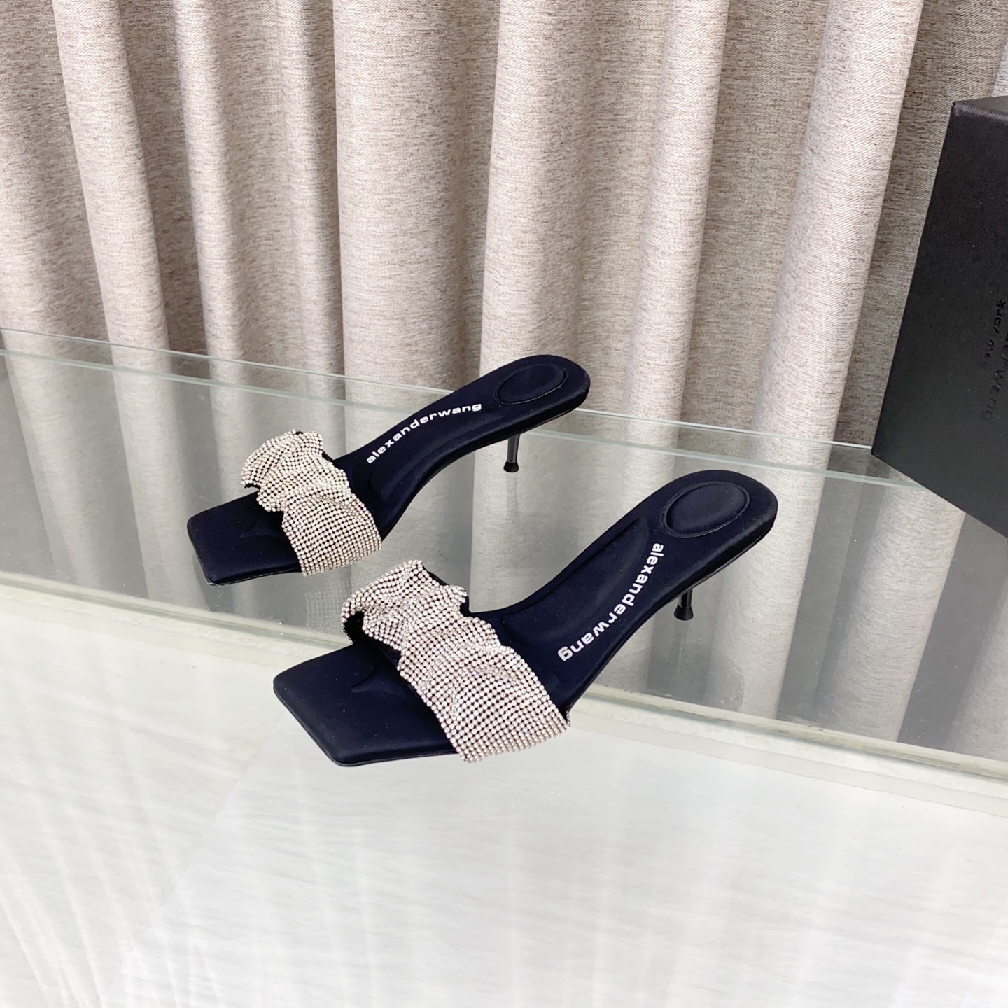 NO:244825,King New style!  Alexander Wang high heels for women, luxury products for women, Alexande* Wang original 1:1 material, concave and convex feel insole with massage, an excellent match with the most fashionable square head   imported copper mesh diamond queen!  Classic design, fashionable and trendy!  A high heel slipper that can run, [hug] [hug] worth owning, cashmere imported on the upper (added imported copper mesh diamond, silver, gun, two colors) inner imported sheepskin footbed imported silk heel height 5.0cm sole original Italian imported dyed leather outsole size 35-39 (34.40 41 42.43 custom made), high heels, alexander wang, high heels, slippers, sheepskin, silk fabric, Leather soles19860909大王 新款！Alexander Wang亚历山大王高跟鞋女士奢侈品Alexande* Wang原版1:1的材料 凹凸感带按摩的鞋垫 搭配最潮方头 进口铜网钻女王的绝佳搭配！经典设计,时尚又新潮！一款能跑步的高跟拖鞋,[拥抱][拥抱]值得拥有 鞋面进口羊绒（加进口铜网钻,银,枪,两个色） 内里进口羊皮 垫脚进口绸缎 跟高5.0cm 鞋底原版意大利进口透染真皮大底 码数35-39（34.40 41 42.43定做）,高跟鞋,alexander wang,high heels,slippers,sheepskin,silk fabric,Leather soles,Women's Shoes