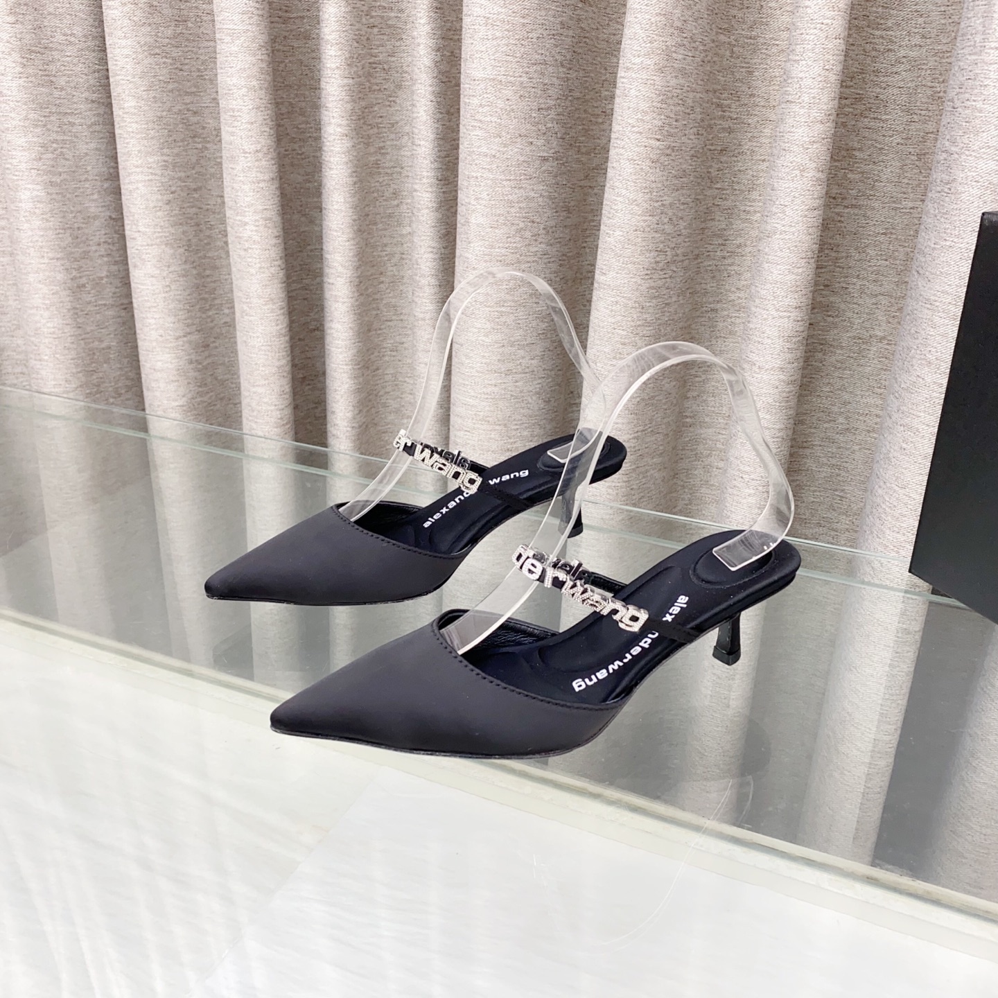 NO:244837,King New style!  Alexander Wang high heels for women, luxury products for women, Alexande* Wang original 1:1 material, concave and convex and massage insoles with glue, logo, excellent match with the most trendy pointed toe   high elastic injection molding material queen!  Metal rhinestone sandals are really beautiful, surpassing several kitten heels in my heart, and the position is just right to expose my toes. It is really sexy~The letter logo design is very special!  Original imported rhinestone letter metal buckle, original soft fabric fabric (soft and delicate) is super stable and easy to control!  The upper is black silk, pink silk, two colors. The inner inner is imported sheepskin. The foot pad is imported satin. Heel height 5cm. The original Italian imported dyed leather outsole. The size is 35-39 (34.40.41.42. Custom made), high heels, alexander wang, sandals, high heels, sheepskin, real silk, silk fabric, Leather soles19860909大王 新款！Alexander Wang亚历山大王高跟鞋女士奢侈品Alexande* Wang原版1:1的材料 凹凸感带按摩的鞋垫配上注胶 Logo 搭配最潮尖头 高弹注塑材质女王的绝佳搭配！金属水钻饰扣凉鞋,美是真的美,超越了心里好几款小猫跟,位置刚好可以露脚趾 真的很sexy～字母logo设计很特别！原厂进口水钻字母金属饰扣,原厂柔软织物面料（柔软细腻）超级稳很好驾驭！ 鞋面黑真丝,粉真丝,两个色 内里进口羊皮 垫脚进口绸缎 跟高5cm 鞋底原版意大利进口透染真皮大底 码数35-39（34.40.41.42.定做）,高跟鞋,alexander wang,sandals,high heels,sheepskin,real silk,silk fabric,Leather soles,Women's Shoes