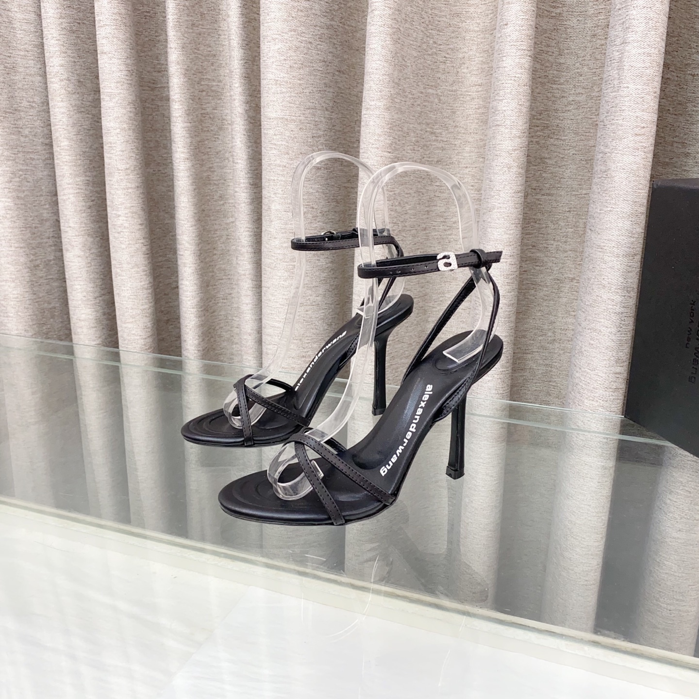 NO:244847,King New style!  Alexander Wang high heels for women, luxury products for women, Alexande* Wang original 1:1 material, concave and convex and massage insoles with glue, logo, excellent match with the most trendy round head   high elastic injection molding material queen!  Rhinestone letter metal button sandals, the beauty is really beautiful, surpassing several kitten heels in my heart, the shallow mouth can just reveal the toes. It is really sexy~ The asymmetric rhinestone letter logo design behind it is very special!  Original imported diamond buckle, original soft fabric fabric (soft and delicate) is super stable and easy to control!  Imported silk/cowhide upper imported sheepskin inner lining imported silk sandal heel height 8.0cm10cm sole original Italian imported dyed leather outsole size 35-39 (34 40 41 42 43 customized), high heels, alexander wang, sandals, high heels, cowhide, sheepskin, silk fabric, Leather soles19860909大王 新款！Alexander Wang亚历山大王高跟鞋女士奢侈品Alexande* Wang原版1:1的材料 凹凸感带按摩的鞋垫配上注胶 Logo 搭配最潮圆头 高弹注塑材质女王的绝佳搭配！水钻字母金属扣凉鞋,美是真的美,超越了心里好几款小猫跟,浅口位置刚好可以露脚趾缝 真的很sexy～后面不对称水钻字母logo设计很特别！原厂进口钻扣,原厂柔软织物面料（柔软细腻）超级稳很好驾驭！ 鞋面进口绸缎/牛皮 内里进口羊皮 垫脚进口绸缎 凉鞋跟高8.0cm10cm 鞋底原版意大利进口透染真皮大底 码数35-39（34 40 41 42 43定做）,高跟鞋,alexander wang,sandals,high heels,cowhide,sheepskin,silk fabric,Leather soles,Women's Shoes