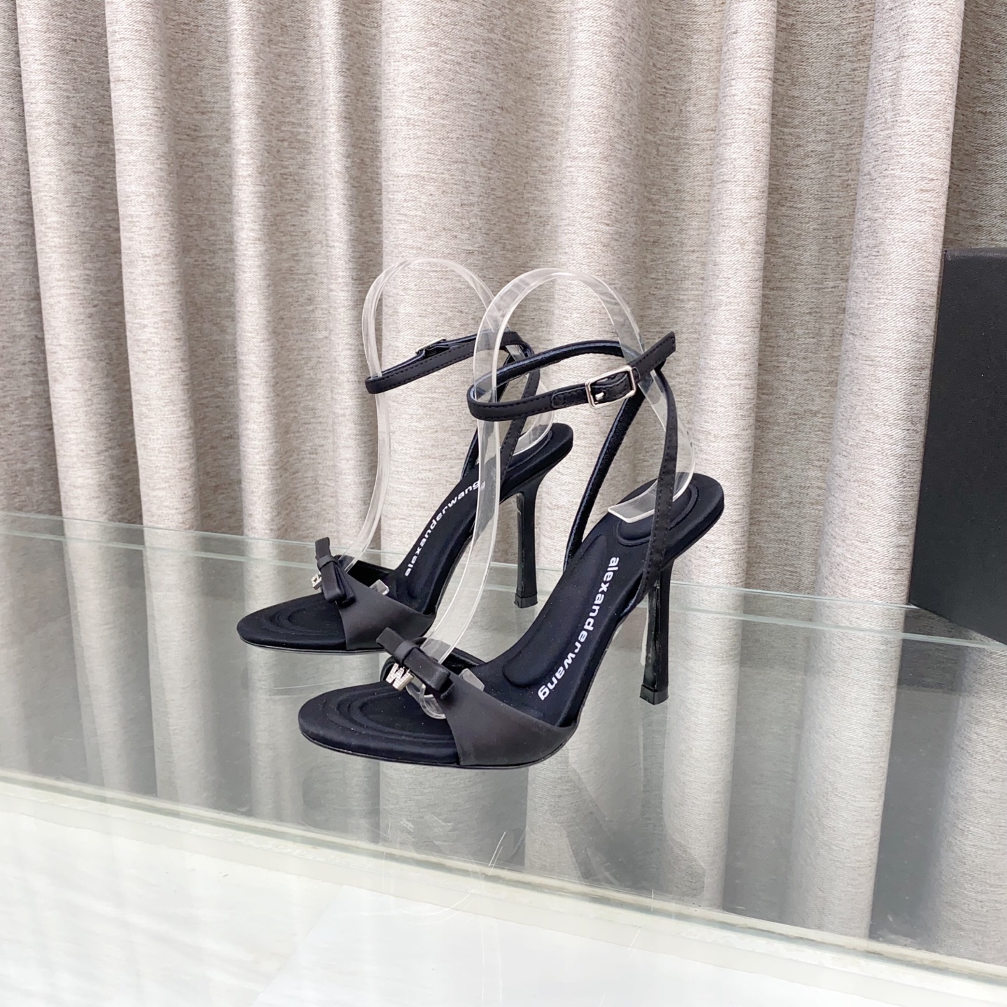 NO:244858,King New style!  Alexander Wang high heels for women, luxury products for women, Alexande* Wang original 1:1 material, concave and convex and massage insoles with glue, logo, excellent match with the most trendy round head   high elastic injection molding material queen!  Metal rhinestone sandals are really beautiful, surpassing several kitten heels in my heart, and the position is just right to expose my toes. It is really sexy~The letter logo design is very special!  Original imported rhinestone chain, original soft fabric fabric (soft and delicate) is super stable and easy to control!  White cowhide, black silk, pink silk, imported sheepskin in the inner lining, imported sheepskin footbed, imported satin heel height 10cm 8cm sole original Italian imported dyed leather outsole size 35-39 (34.40 41 42.43 can be customized), high heels, alexander wang, sandals, high heels, cowhide, sheepskin, real silk, silk fabric, Leather soles19860909大王 新款！Alexander Wang亚历山大王高跟鞋女士奢侈品Alexande* Wang原版1:1的材料 凹凸感带按摩的鞋垫配上注胶 Logo 搭配最潮圆头 高弹注塑材质女王的绝佳搭配！金属水钻饰扣凉鞋,美是真的美,超越了心里好几款小猫跟,位置刚好可以露脚趾 真的很sexy～字母logo设计很特别！原厂进口水钻链条,原厂柔软织物面料（柔软细腻）超级稳很好驾驭！ 鞋面白牛皮,黑真丝,粉真丝 内里进口羊皮 垫脚进口羊皮,进口绸缎 跟高10cm 8cm 鞋底原版意大利进口透染真皮大底 码数35-39（34.40 41 42.43可定做）,高跟鞋,alexander wang,sandals,high heels,cowhide,sheepskin,real silk,silk fabric,Leather soles,Women's Shoes