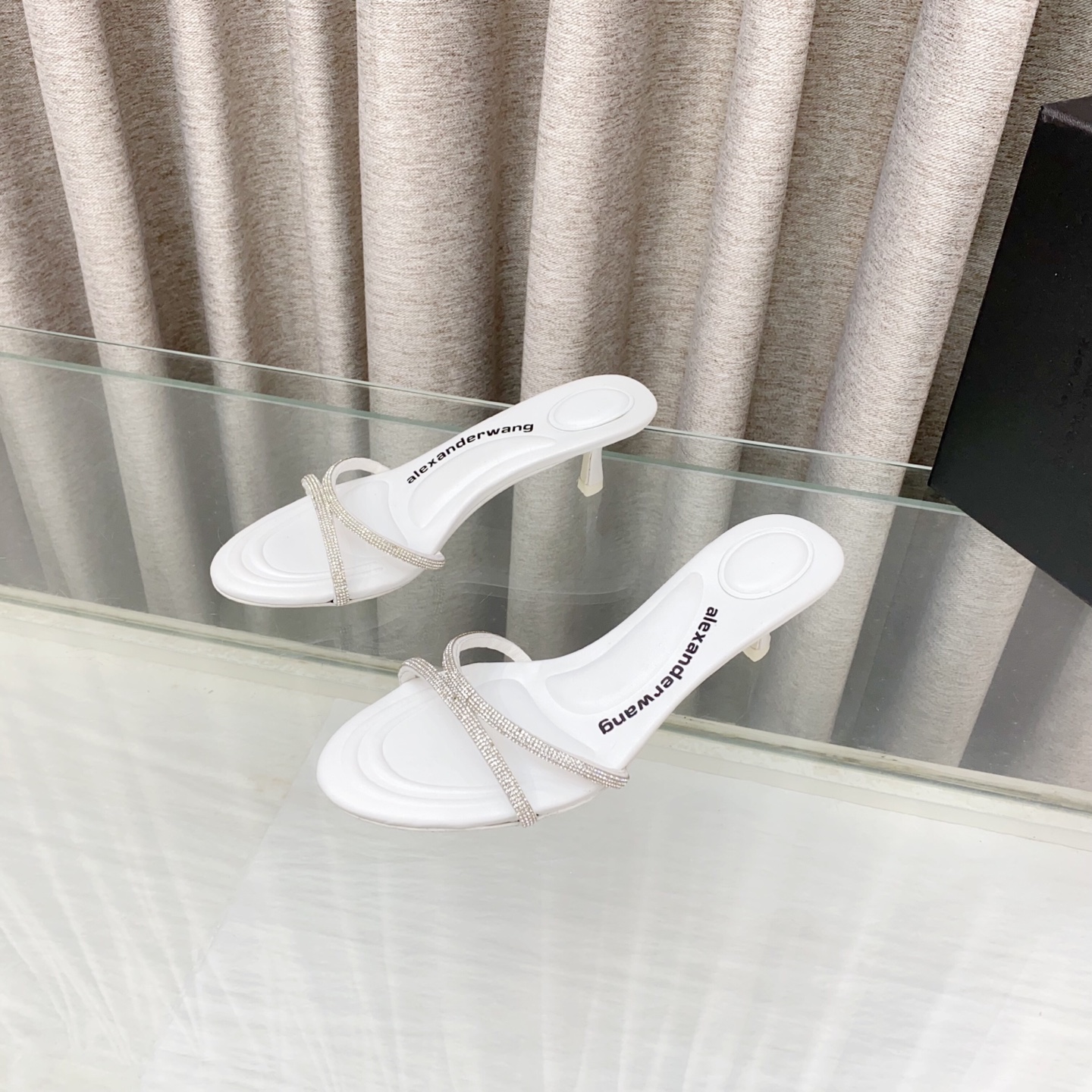 NO:244863,King New style!  Alexander Wang high heels for women, luxury products for women, Alexande* Wang original 1:1 material, concave and convex and massage insoles with glue, logo, excellent match with the most trendy round head   high elastic injection molding material queen!  Rhinestone chain slippers, the beauty is really beautiful, surpassing several kitten heels in my heart, and the position is just right to expose my toes. It’s really sexy~The letter logo design is very special!  Original imported rhinestone chain, original soft fabric fabric (soft and delicate) is super stable and easy to control!  Imported cowhide (black, white, pink) inner imported sheepskin footbed imported satin heel height 5cm sole original Italian imported dyed leather outsole size 35-39 (34.40 41 42.43 can be customized), high heels, alexander wang, high heels, slippers, cowhide, sheepskin, silk fabric, Leather soles19860909大王 新款！Alexander Wang亚历山大王高跟鞋女士奢侈品Alexande* Wang原版1:1的材料 凹凸感带按摩的鞋垫配上注胶 Logo 搭配最潮圆头 高弹注塑材质女王的绝佳搭配！水钻链条拖鞋,美是真的美,超越了心里好几款小猫跟,位置刚好可以露脚趾 真的很sexy～字母logo设计很特别！原厂进口水钻链条,原厂柔软织物面料（柔软细腻）超级稳很好驾驭！ 鞋面进口牛皮（黑,白,粉） 内里进口羊皮 垫脚进口绸缎 跟高5cm 鞋底原版意大利进口透染真皮大底 码数35-39（34.40 41 42.43可定做）,高跟鞋,alexander wang,high heels,slippers,cowhide,sheepskin,silk fabric,Leather soles,Women's Shoes