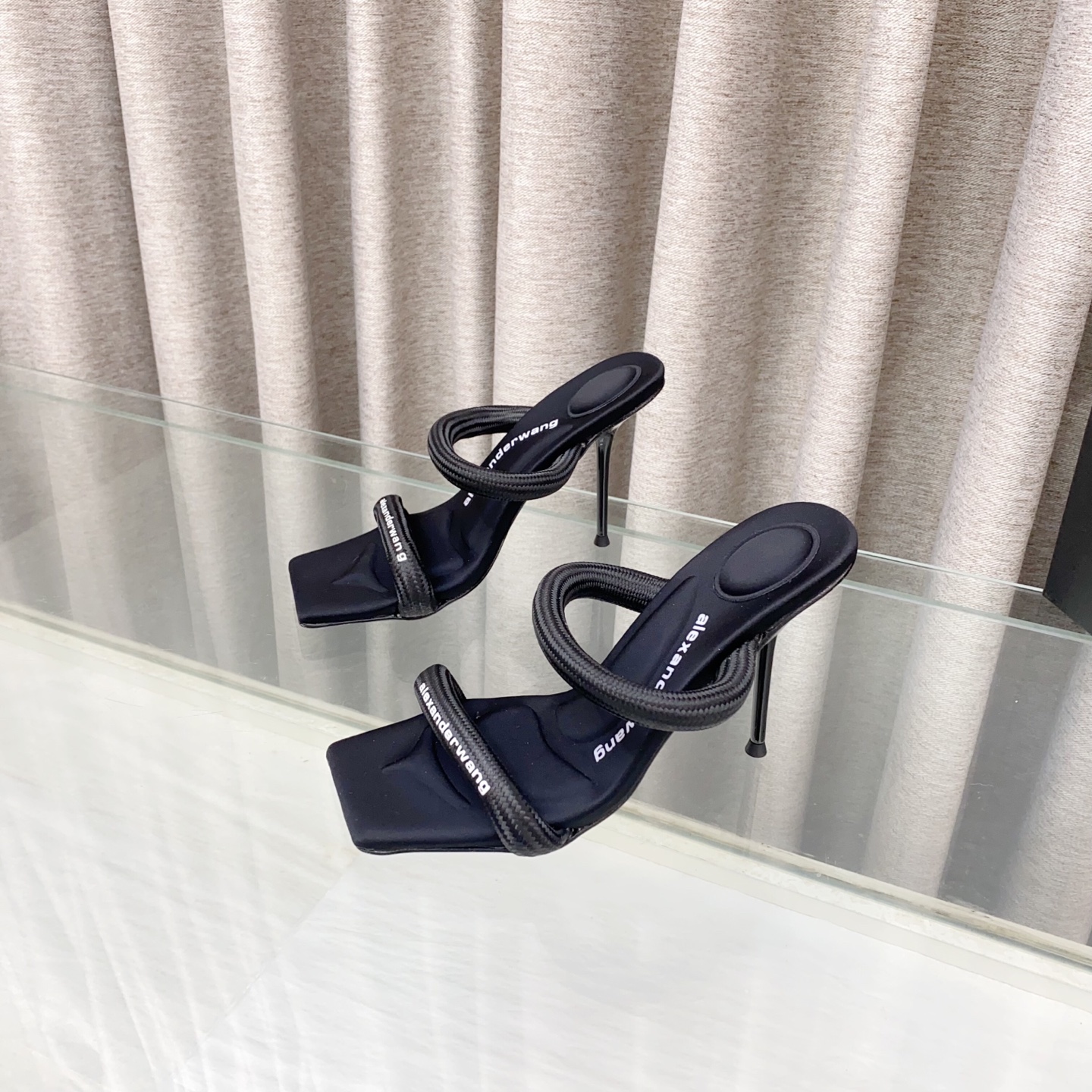 NO:244874,King New style!  Alexander Wang high heels for women, luxury products for women, Alexande* Wang original 1:1 material, concave and convex and massage insoles with glue, logo, excellent match with the most trendy round head   high elastic injection molding material queen!  Rhinestone chain slippers, the beauty is really beautiful, surpassing several kitten heels in my heart, and the position is just right to expose my toes. It’s really sexy~The letter logo design is very special!  Original imported rhinestone chain, original soft fabric fabric (soft and delicate) is super stable and easy to control!  Imported cowhide upper, imported sheepskin inner, imported foot pad, imported satin, heel height 5cm 10cm, original Italian imported perm, dyed leather outsole, size 35-39 (34.40 41 42.43 can be customized), high heels, alexander wang, high heels, slippers, cowhide, sheepskin, silk fabric, Leather soles19860909大王 新款！Alexander Wang亚历山大王高跟鞋女士奢侈品Alexande* Wang原版1:1的材料 凹凸感带按摩的鞋垫配上注胶 Logo 搭配最潮圆头 高弹注塑材质女王的绝佳搭配！水钻链条拖鞋,美是真的美,超越了心里好几款小猫跟,位置刚好可以露脚趾 真的很sexy～字母logo设计很特别！原厂进口水钻链条,原厂柔软织物面料（柔软细腻）超级稳很好驾驭！ 鞋面进口牛皮 内里进口羊皮 垫脚进口绸缎 跟高5cm 10cm 鞋底原版意大利进口透染真皮大底 码数35-39（34.40 41 42.43可定做）,高跟鞋,alexander wang,high heels,slippers,cowhide,sheepskin,silk fabric,Leather soles,Women's Shoes