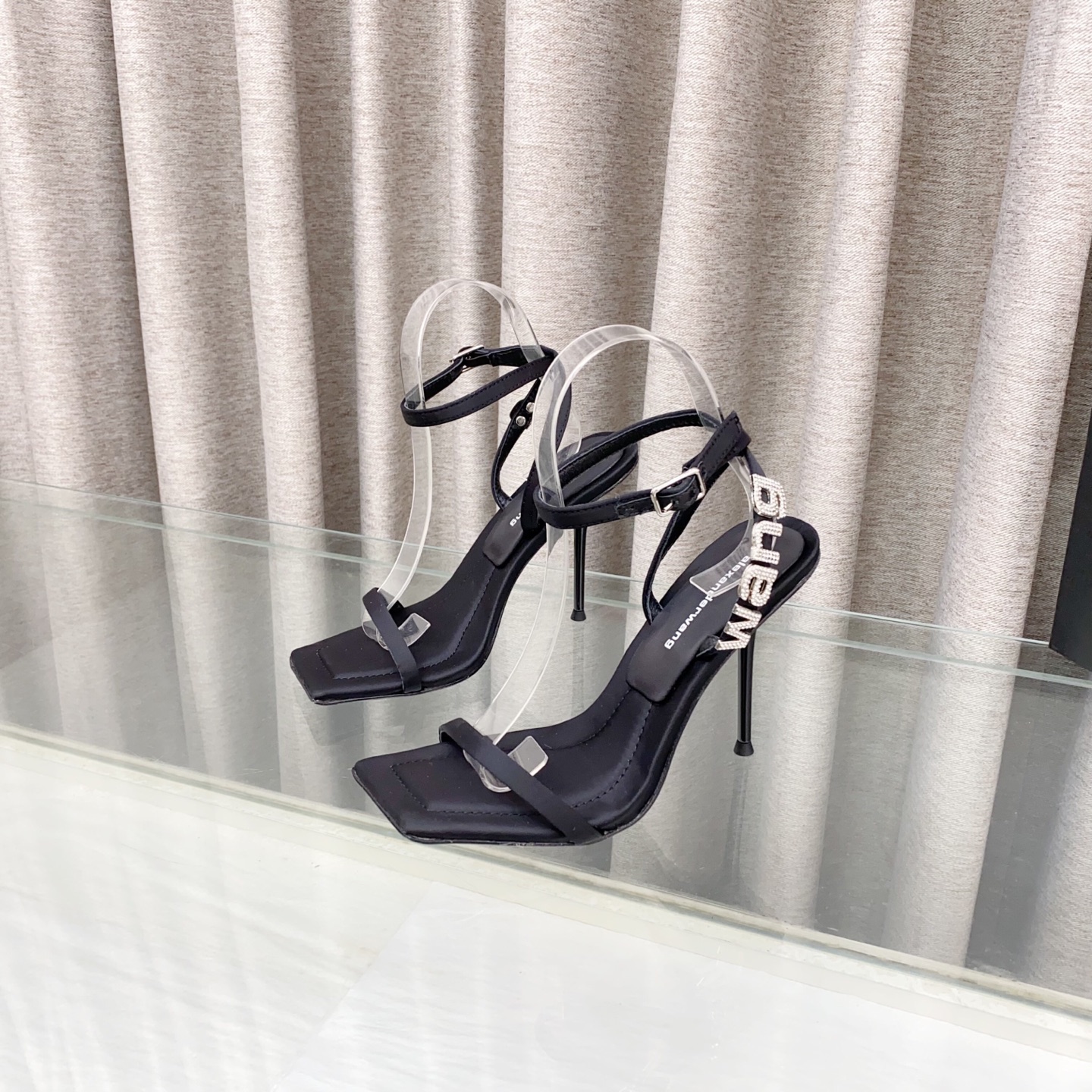 NO:244879,King New style!  Alexander Wang high heels for women, luxury products for women, Alexande* Wang original 1:1 material, concave and convex and massage insoles with glue, logo, excellent match with the most trendy round head   high elastic injection molding material queen!  Metal rhinestone sandals are really beautiful, surpassing several kitten heels in my heart, and the position is just right to expose my toes. It is really sexy~The letter logo design is very special!  Original imported rhinestone chain, original soft fabric fabric (soft and delicate) is super stable and easy to control!  Upper silk imported sheepskin footbed imported sheepskin, imported satin heel height 10cm 8cm 5cm sole original Italian imported dyed leather outsole size 35-39 (34.40 41 42.43 can be customized), high heels, alexander wang, sandals, high heels, sheepskin, silk fabric, Leather soles19860909大王 新款！Alexander Wang亚历山大王高跟鞋女士奢侈品Alexande* Wang原版1:1的材料 凹凸感带按摩的鞋垫配上注胶 Logo 搭配最潮圆头 高弹注塑材质女王的绝佳搭配！金属水钻饰扣凉鞋,美是真的美,超越了心里好几款小猫跟,位置刚好可以露脚趾 真的很sexy～字母logo设计很特别！原厂进口水钻链条,原厂柔软织物面料（柔软细腻）超级稳很好驾驭！ 鞋面丝绸 内里进口羊皮 垫脚进口羊皮,进口绸缎 跟高10cm 8cm 5cm 鞋底原版意大利进口透染真皮大底 码数35-39（34.40 41 42.43可定做）,高跟鞋,alexander wang,sandals,high heels,sheepskin,silk fabric,Leather soles,Women's Shoes