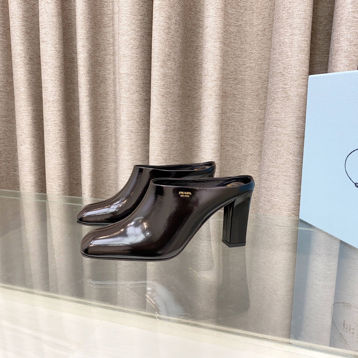 NO:244840,PRADA/Prada 25ss Spring and summer new style, thick heels, square toe, muller half slippers, hollow high heels sandals, simple design is probably its favorite point, not the kind that is rampant, very own brand personality, imported calf patent leather fabric imported mixed-bred sheepskin, outsole Italian leather outsole (original version for molding, injection molding) Heel height 8.5cm Size35-39 (34.40.41.42 custom made without return), high heels, prada, prada, sandals, high heels, slippers, sheepskin, Leather soles19860909PRADA/普拉达 25ss 春夏新款 粗跟 方头 穆勒半拖鞋 后空高跟凉鞋 简单的设计大概就是它最让人喜欢的点 不是烂大街的那种 很有自己的品牌个性 面料进口小牛漆皮 内里进口混种羊皮 大底意大利真皮大底（原版来开模注塑大底） 跟高8.5cm Size35-39（34.40.41.42订做不退换）,高跟鞋,prada,prada,sandals,high heels,slippers,sheepskin,Leather soles,Women's Shoes