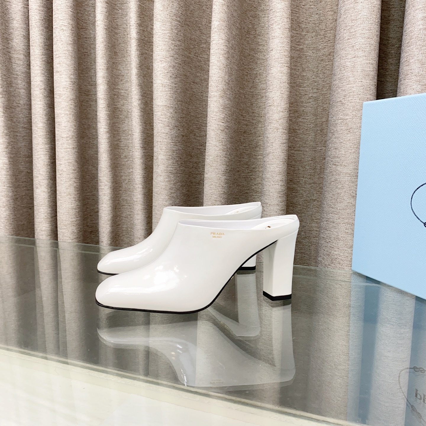 NO:244845,PRADA/Prada 25ss Spring and summer new style, thick heels, square toe, muller half slippers, hollow high heels sandals, simple design is probably its favorite point, not the kind that is rampant, very own brand personality, imported calf patent leather / open edge beads, imported mixed-bred sheepskin / open edge beads, outsole Italian leather outsole (original version is used to open mold injection molding) Heel height 8.5cm Size35-39 (34.40.41.42 custom made without return), high heels, prada, prada, sandals, high heels, slippers, sheepskin, Leather soles19860909PRADA/普拉达 25ss 春夏新款 粗跟 方头 穆勒半拖鞋 后空高跟凉鞋 简单的设计大概就是它最让人喜欢的点 不是烂大街的那种 很有自己的品牌个性 面料进口小牛漆皮 /开边珠 内里进口混种羊皮 /开边珠 大底意大利真皮大底（原版来开模注塑大底） 跟高8.5cm Size35-39（34.40.41.42订做不退换）,高跟鞋,prada,prada,sandals,high heels,slippers,sheepskin,Leather soles,Women's Shoes