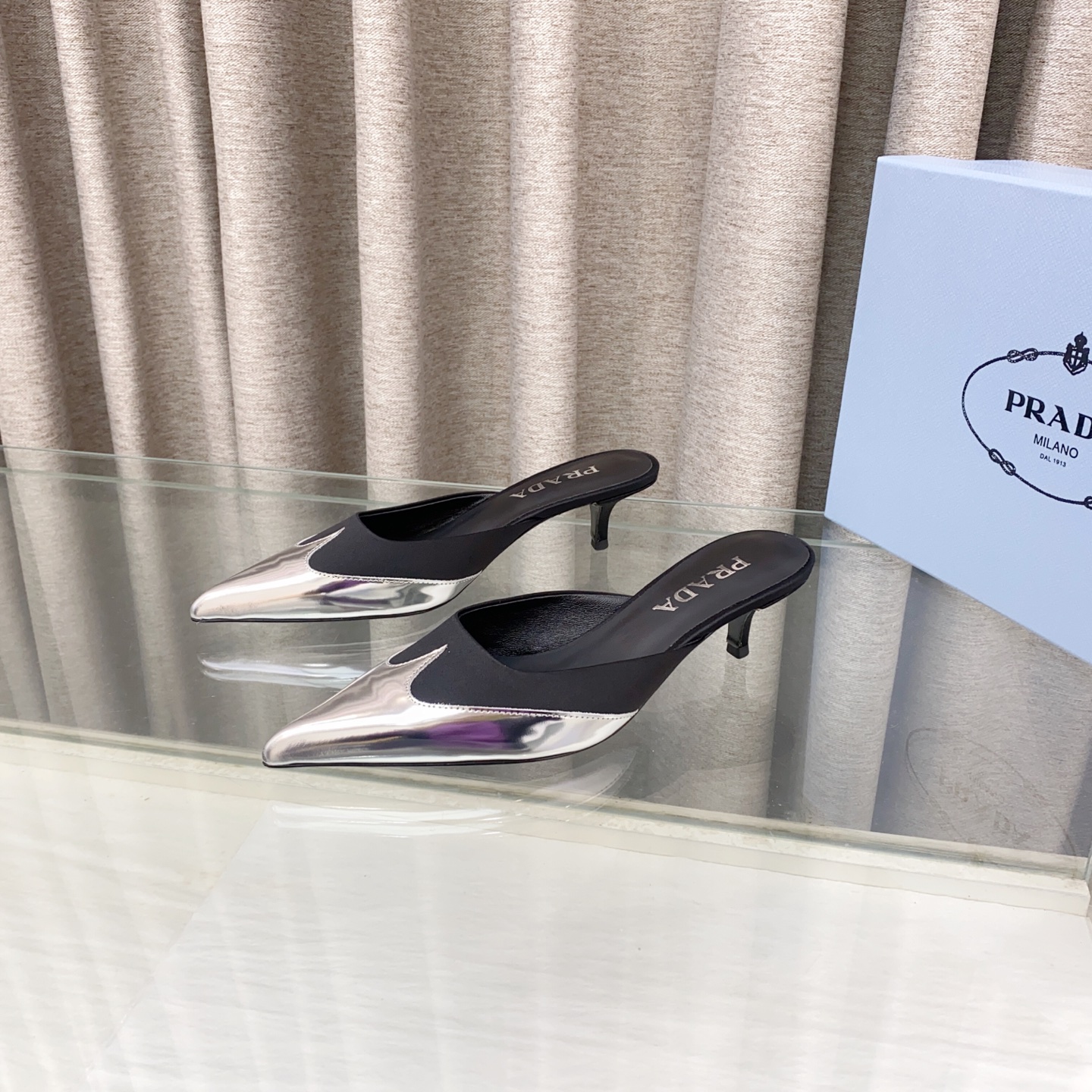 NO:244850,25ss early spring new Prada Prada catwalk style pointed toe color-blocked high heels kitten heels half-wrapped muller slippers full of technology in the future The minimalist beauty that has been missing in the fashion industry is fashionable and exquisite. It is a high-end feeling in daily wear. Silk spliced ​​mirror leather upper, inner foot pad sheepskin sole Italian dyed leather outsole heel height 4cm size 35-39 (40.41 custom made without return), high heels, prada, prada, high heels, slippers, sheepskin, real silk, Leather soles1986090925ss早春新款Prada 普拉达走秀款 尖头拼色高跟鞋 小猫跟包头半拖穆勒拖鞋 未来科技感满满 时尚界久违的极简之美 时髦又精致 日常穿出高级感 鞋面真丝拼接镜面皮 内里垫脚羊皮 鞋底意大利染色真皮大底 跟高4cm 码数35-39（40.41定做不退换）,高跟鞋,prada,prada,high heels,slippers,sheepskin,real silk,Leather soles,Women's Shoes