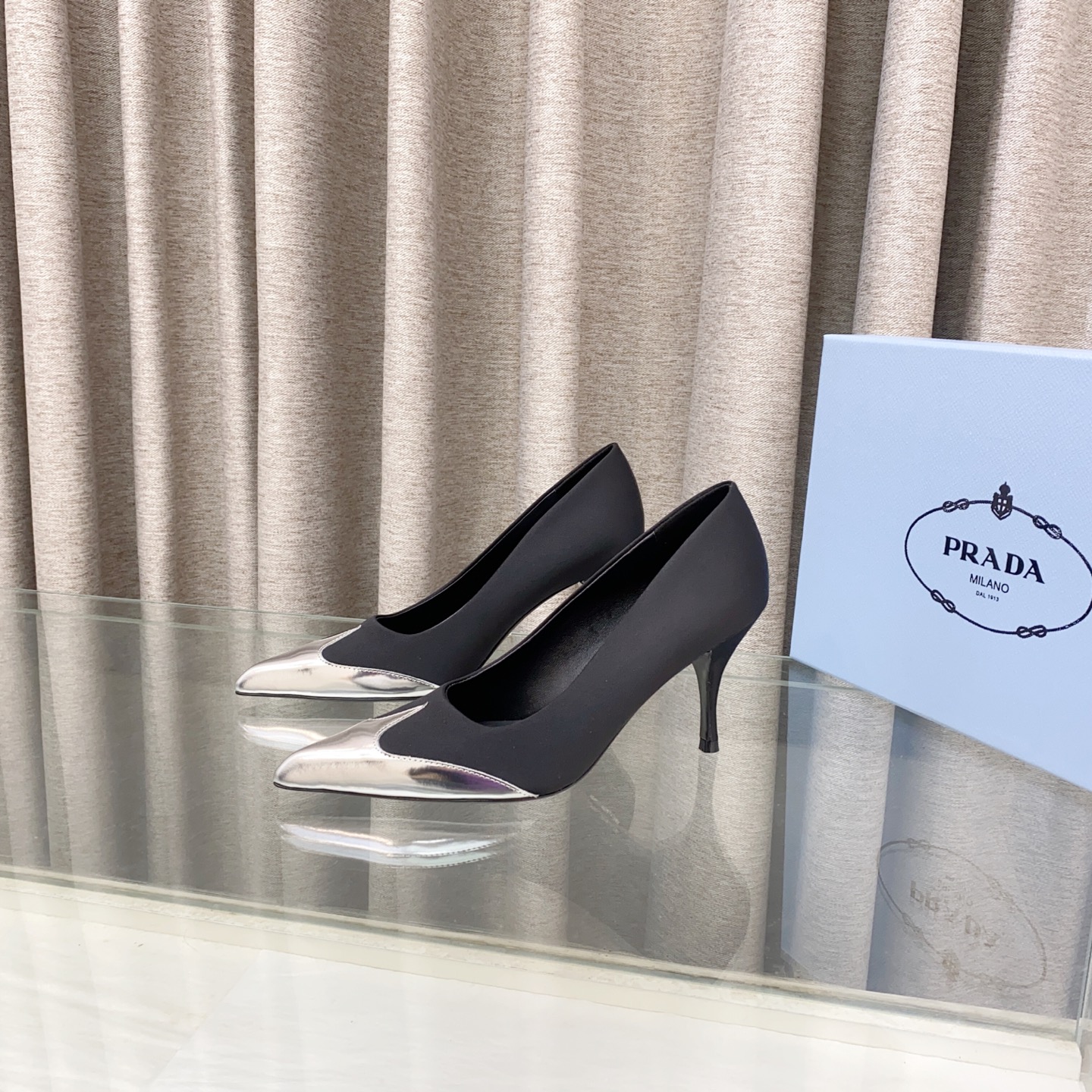 NO:245065,25ss early spring new Prada Prada catwalk style pointed toe color-blocked high heels metallic spliced ​​single shoes full of futuristic technology The long-lost minimalist beauty in the fashion industry fashionable and exquisite Everyday wear is high-end. Silk spliced ​​mirror leather upper, inner foot pad sheepskin sole Italian dyed leather outsole heel height 8cm size 35-39 (40 custom made without return and exchange), high heels, prada, prada, high heels, sheepskin, real silk, Leather soles1986090925ss早春新款Prada 普拉达走秀款 尖头拼色高跟鞋 金属色拼接单鞋 未来科技感满满 时尚界久违的极简之美 时髦又精致 日常穿出高级感 鞋面真丝拼接镜面皮 内里垫脚羊皮 鞋底意大利染色真皮大底 跟高8cm 码数35-39（40定做不退换）,高跟鞋,prada,prada,high heels,sheepskin,real silk,Leather soles,Women's Shoes