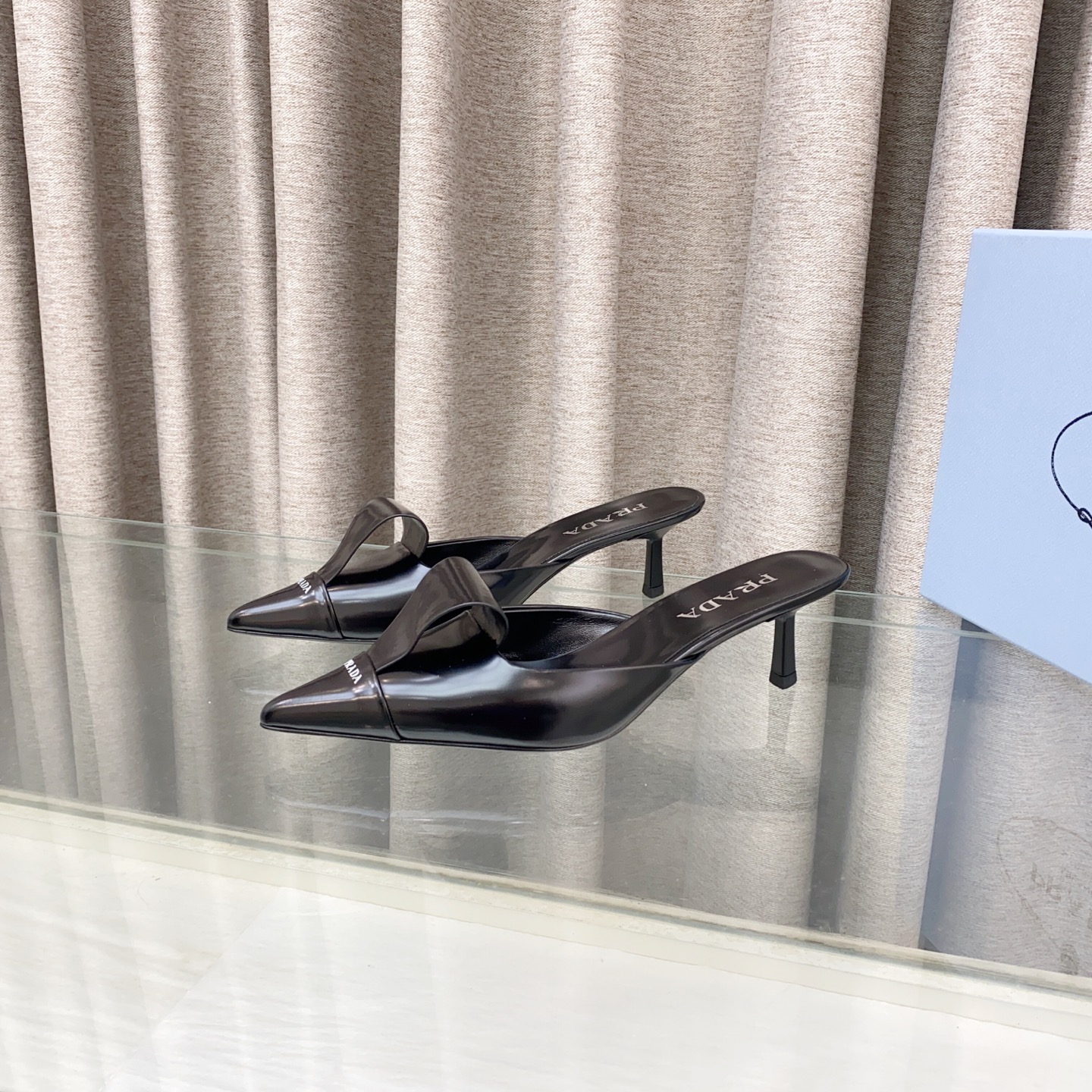 NO:245067,25ss early spring new Prada Prada catwalk style pointed toe kitten heel slippers Baotou Muller half slippers Prada Muller shoes are simply so delicious!  On the shoe box, this appearance is fascinating at a glance. The off-white is gentle and fresh, as if it can inject an elegant temperament into the outfit. The black style exudes a cool, capable and full of high-end feeling. The pointed-toe design cleverly lengthens the leg lines, making the feet delicate and charming. The simple Prada logo on the upper is low-key and highlights the brand style. Moreover, these mules shoes are super easy to put on and take off, and who knows the joy of kicking!  Whether it is paired with simple dresses or casual wide-leg pants, they can easily adapt, adding a lot of points to the overall look. I feel that with these two pairs of shoes, I don’t have to worry about not matching when going out every day. The upper is open-edged beaded cowhide, the inner foot padding sheepskin/open-edged beaded foot padding, the sole of the shoe is Italian dyed genuine leather outsole, the heel height is 5cm, the size is 35-39 (40 custom made without return and exchange), high heels, prada, prada, high heels, slippers, skirts, cowhide, sheepskin, Leather soles1986090925ss早春新款Prada普拉达走秀款 尖头小猫跟拖鞋 包头穆勒半拖鞋 Prada穆勒鞋简直太可了！摆在鞋盒上,这颜值一眼沦陷.米白色温柔又清新,仿佛能为穿搭注入一股优雅气质 .而黑色的款式,则透着酷帅干练,满满的高级感. 尖头设计,巧妙地拉长腿部线条,显得双脚精致又迷人.鞋面上简洁的Prada标识,低调又彰显品牌格调.而且这种穆勒鞋穿脱超方便,一脚蹬的快乐谁懂！ 不管是搭配简约的连衣裙,还是休闲的阔腿裤,它们都能轻松适配,为整体造型加分不少.感觉拥有了这两双鞋,每天出门都不愁没搭配啦 鞋面开边珠牛皮 内里垫脚羊皮/开边珠垫脚 鞋底意大利染色真皮大底 跟高5cm 码数35-39（40定做不退换）,高跟鞋,prada,prada,high heels,slippers,skirts,cowhide,sheepskin,Leather soles,Women's Shoes