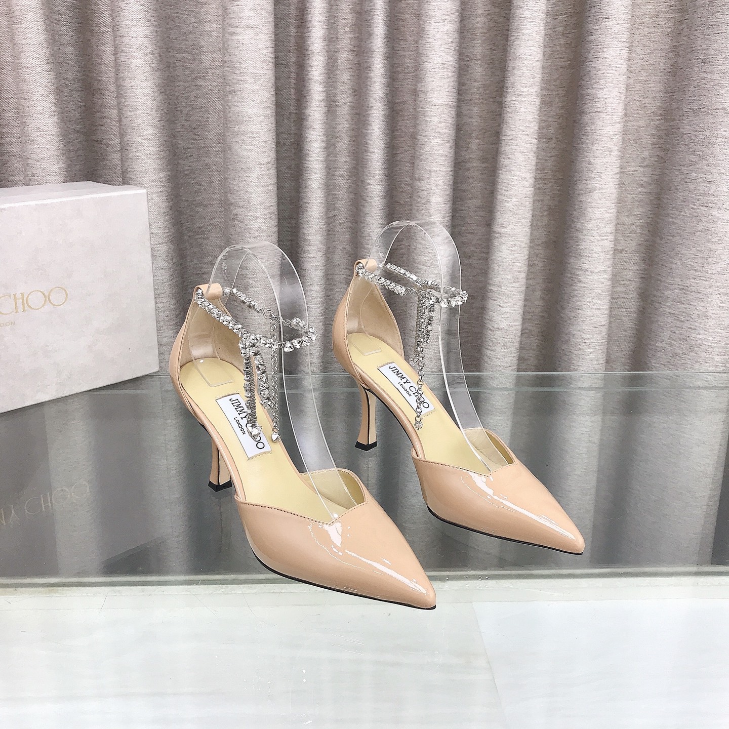 NO:245073,Jimmytoo2025 Spring and Autumn, the sexy hot girl style is here!  Kitten and buckle cross-triangle rhinestone belt, comfort and fashion coexist. The great love of major fashion bloggers!  Upper: black, white, nude patent leather Inner: breathable lambskin Accessories: imported rhinestone belt Heel height: 8.5 cm, high heels, jimmy choo, high heels, sheepskin19860909Jimmytoo2025春秋,狂辣十足的辣妹性感款来啦！小猫跟搭配挂扣交叉三角水钻带,舒适与时尚共存.各大时尚博主的大爱！ 鞋面:黑色,白色,裸色漆皮 内里:透气小羊皮 配饰:进口水钻带 跟高:8.5厘米,高跟鞋,jimmy choo,high heels,sheepskin,Women's Shoes