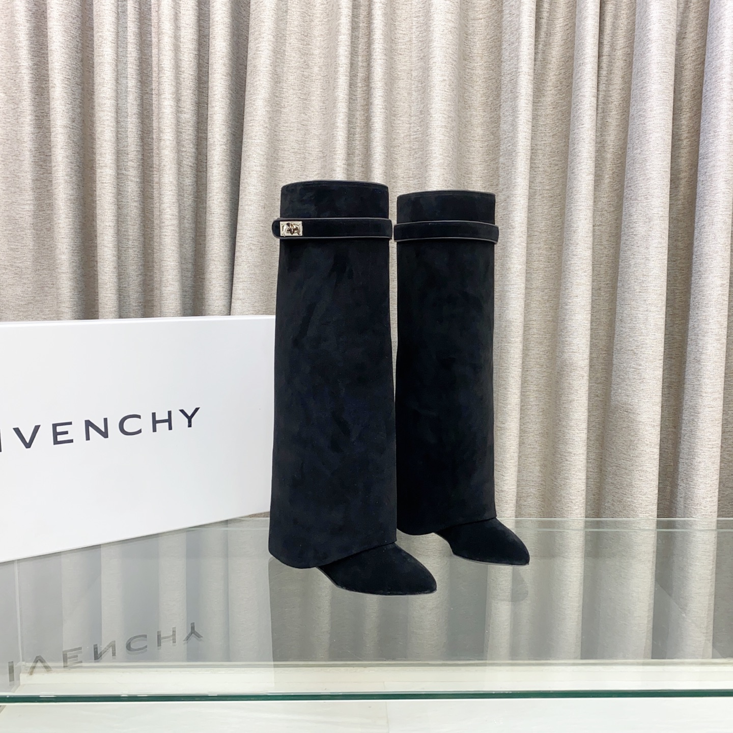 NO:245104,Top version (customized model) GIVENCHY Givenchy new fashion shark-tooth boots shiny leather boots Original 1:1 development, leather straps on the legs, metal buckles, shark-tooth hardware on the sides, almond-shaped toe, cladding wedge 9.5cm fabric beef, lining sheepskin Size 35~43, boots, given, given, given, boots, sheepskin19860909顶级版本（定做款） GIVENCHY纪梵希新款时尚鲨鱼齿长靴亮泽皮革靴 原版1:1开发,腿部饰有皮革束带,搭配金属扣,侧面饰有鲨鱼齿五金,杏仁形鞋头,包覆式坡跟9.5cm 面料牛猄,衬里羊皮革 码数35～43,靴子,givenchy,givenchy,boots,sheepskin,Women's Shoes
