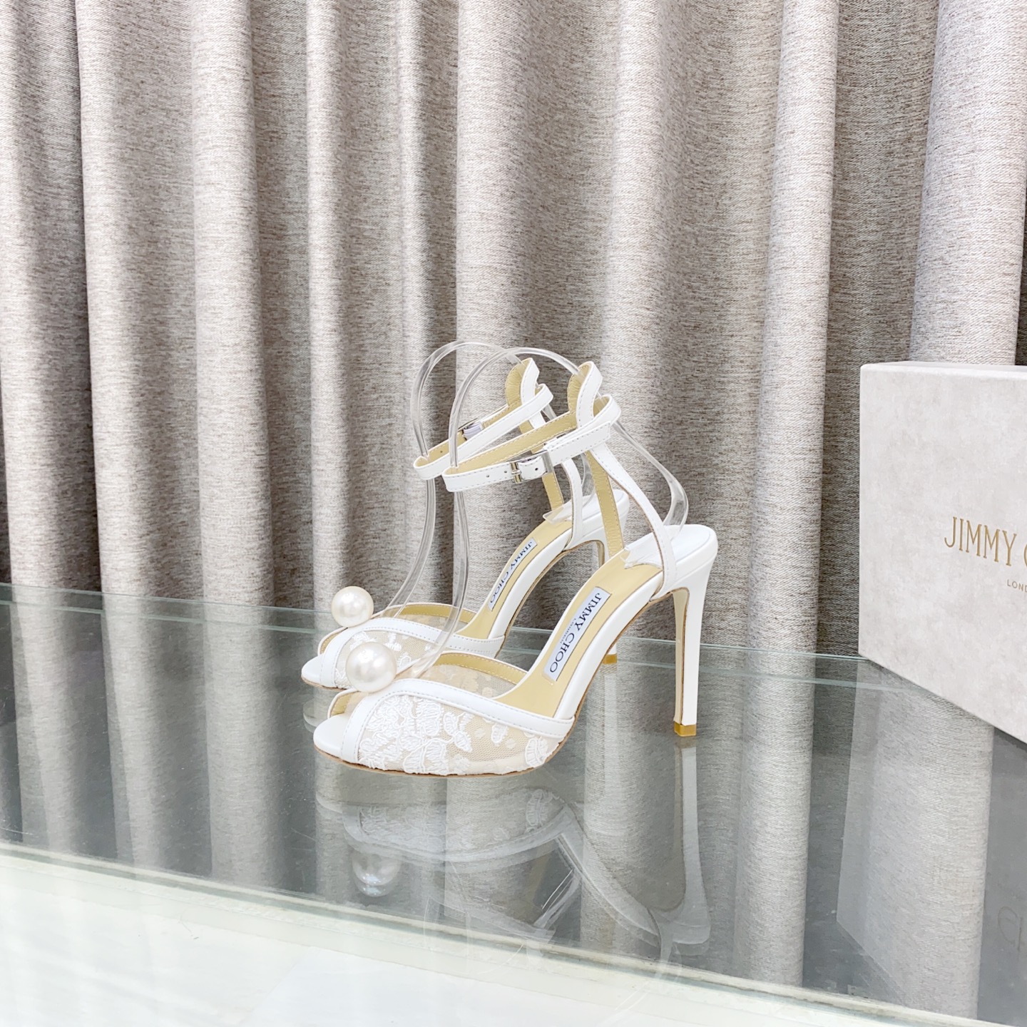 NO:245083,Jimmychoo is simple and elegant yet fashionable. The one-button high-heeled sandals are simple and generous to highlight the beauty of the feet. Whether you are walking on the road to work, anywhere, you can show your charm; the classic diamond buckle allows you to be a delicate woman. Italian cowhide sole, inner footbed goatskin, heel height 8.5cm and 10cm, size 35-39 (34 40 41 42 customized), high heels, jimmy choo, sandals, high heels, cowhide, sheepskin19860909jimmychoo简单优雅又不失时尚的时尚款凉鞋 一字扣高跟凉鞋简单大方的突出了脚的美感 不管是行走在上班的路上活动的晚会上；anywhere都能展现你的魅力；经典钻扣让你做精致的女人 意大利牛皮大底 内里垫脚山羊皮 跟高8.5cm和10cm 码数35-39（34 40 41 42定制）,高跟鞋,jimmy choo,sandals,high heels,cowhide,sheepskin,Women's Shoes