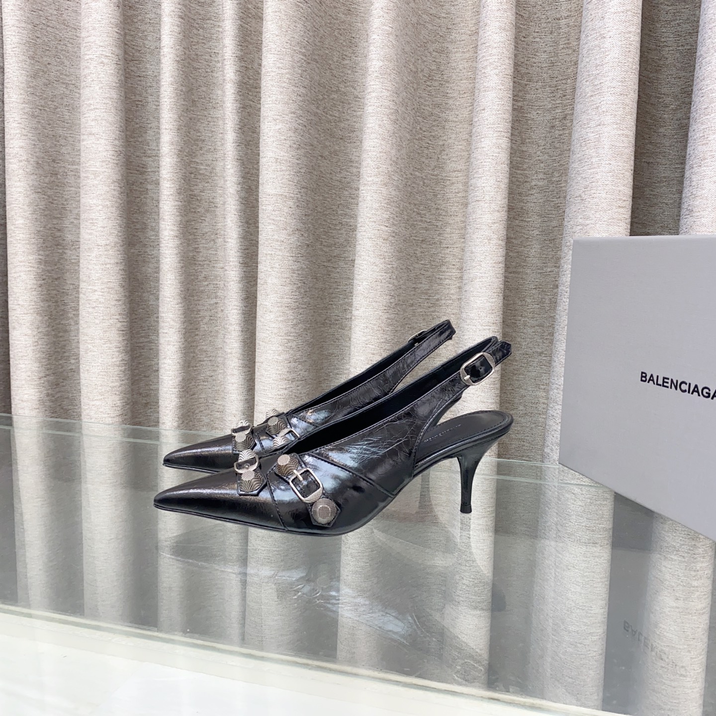 NO:817262,Balenciaga's 2025 Spring New Style Balenciaga's LeCagole series of slippers this year, put on Balenciaga's most handsome motorcycle style series and become the most beautiful woman on the street!  !  (Top version, exclusive first release.) Balenciaga’s new high-heeled sandals with rivet buckles are grandly launched..………………Material first-layer cowhide material + rivet buckle decorative belt The outsole is made of high-quality Italian cowhide leather. The lining and feet are made of full sheepskin size 35/39 (34 40 41. Customized and non-refundable. Heel height 6.5cm, high heels, balenciaga, balenciaga, high  heels,slippers,cowhide,sheepskin19860909Balenciaga2025春季新款 巴黎世家今年主打的LeCagole系列拖鞋,穿上巴黎世家最帅机车风系列,成为街上最美的那个女！！（顶级版本,独家首发.) Balenciaga新款 铆钉扣带高跟凉拖隆重上市..  …………………… 面料头层牛皮材料+铆钉扣装饰带 大底大底采用高真原色意大利牛皮底. 内里和垫脚全羊皮制作 size35/39（34 40 41 订做不退换. 跟高6.5cm,高跟鞋,balenciaga,balenciaga,high heels,slippers,cowhide,sheepskin,Women's Shoes