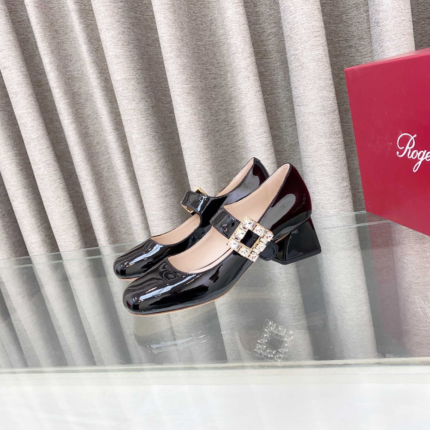 NO:245122,RogerViver~2025 spring and summer new women's shoes Love crystal diamond buckle mid-heel Mary Jane shoes Fabric soft cow patent leather. Inner footbed Kunbeng sheepskin heel height 5cm color black paint. Beige. Holi. Gray paint. Elephant gray paint. Size35-39 (34 40 custom made), Mary Jane, roger vivier, mary jane, sheepskin19860909RogerViver~2025春夏新款女鞋Love水晶钻扣中跟玛丽珍鞋 面料软牛漆皮. 内里垫脚昆种羊皮里 跟高5cm 颜色黑漆. 米白. 洒红. 灰漆. 大象灰漆. Size35-39（34 40定做）,玛丽珍,roger vivier,mary jane,sheepskin,Women's Shoes