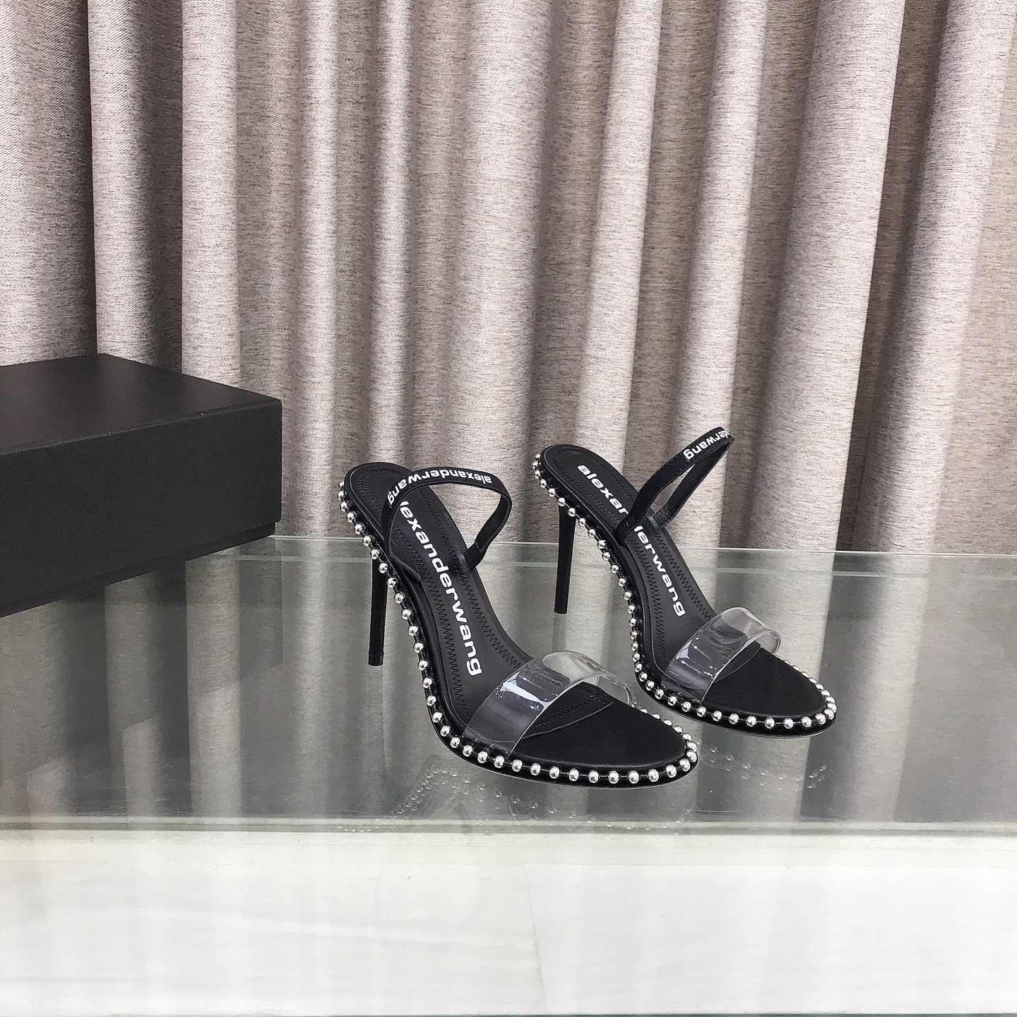 NO:244857,Alexander Wang·Alexander King New spring and summer open-toed high heels, transparent film on the upper (metal beaded edge decoration) imported sheepskin imported footbed sheepskin heel height 6.5cm/10cm outsole imported genuine leather outsole size 35~39 (34, 40, 41, 42 custom made without return), high heels, alexander wang, high heels, sheepskin, Leather soles19860909Alexander Wang·亚历山大王 春夏新款露趾高跟鞋 鞋面透明胶片（金属串珠围边装饰） 内里进口羊皮 垫脚进口羊皮 跟高6.5cm/10cm 大底意大利进口真皮大底 码数35～39（34、40、41、42定做不退换）,高跟鞋,alexander wang,high heels,sheepskin,Leather soles,Women's Shoes