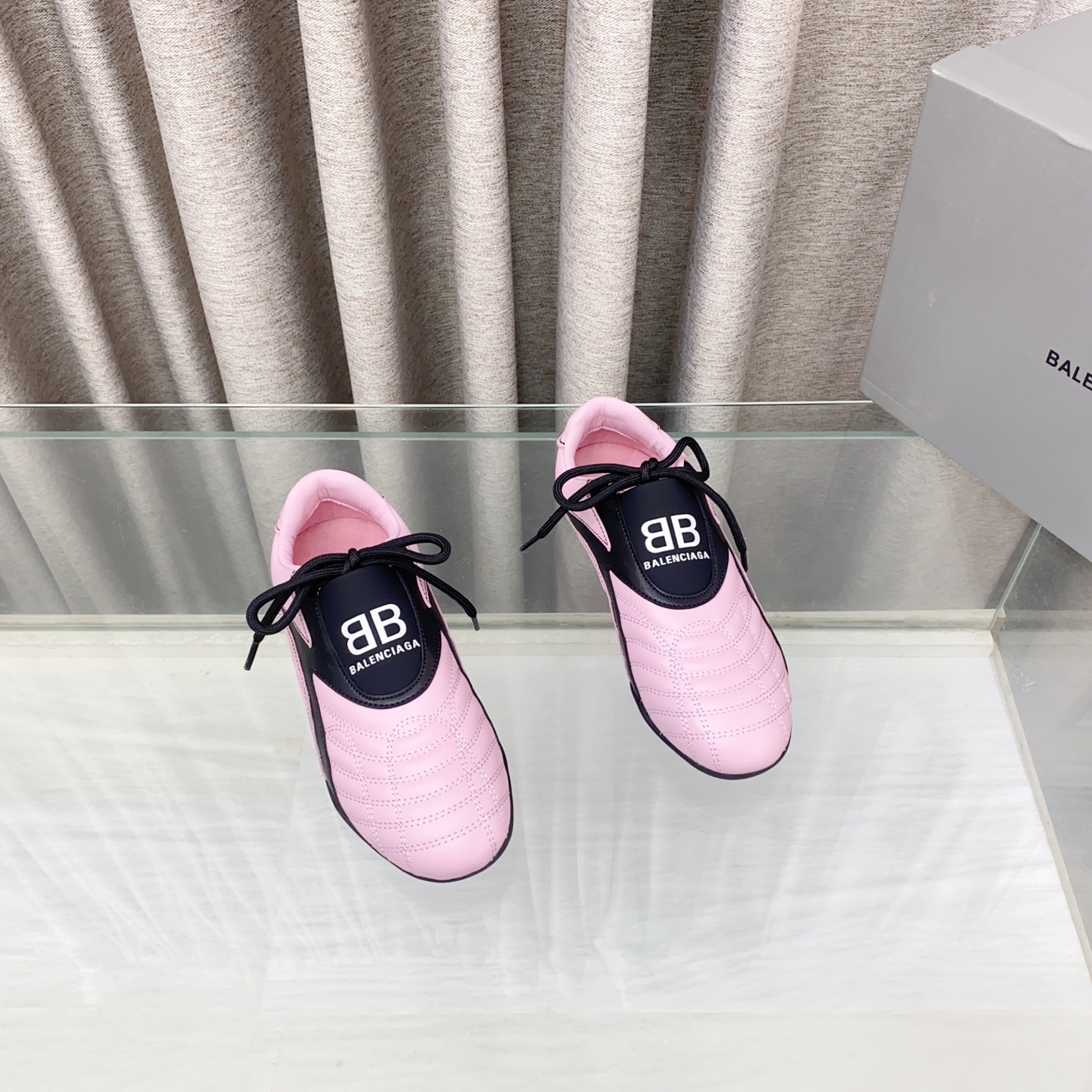 NO:669252,Men's size Pink men's size custom-made Balenciaga Balenciaga 2025 spring couple's new sports shoes (top version, exclusive first release.) ......................... Fabric first layer of cowhide material Outsole Rubber outsole Lining and foot pads made of pure sheepskin19860909男码 粉色男码定做 Balenciaga巴黎世家2025春季情侣新款运动鞋（顶级版本,独家首发.) …………………… 面料头层牛皮材料 大底橡胶大底 内里和垫脚全羊皮制作 size女35-41 男39-45（女40 41 男45 订做不退换.,单鞋,balenciaga,balenciaga,sneakers,cowhide,sheepskin,Women's Shoes