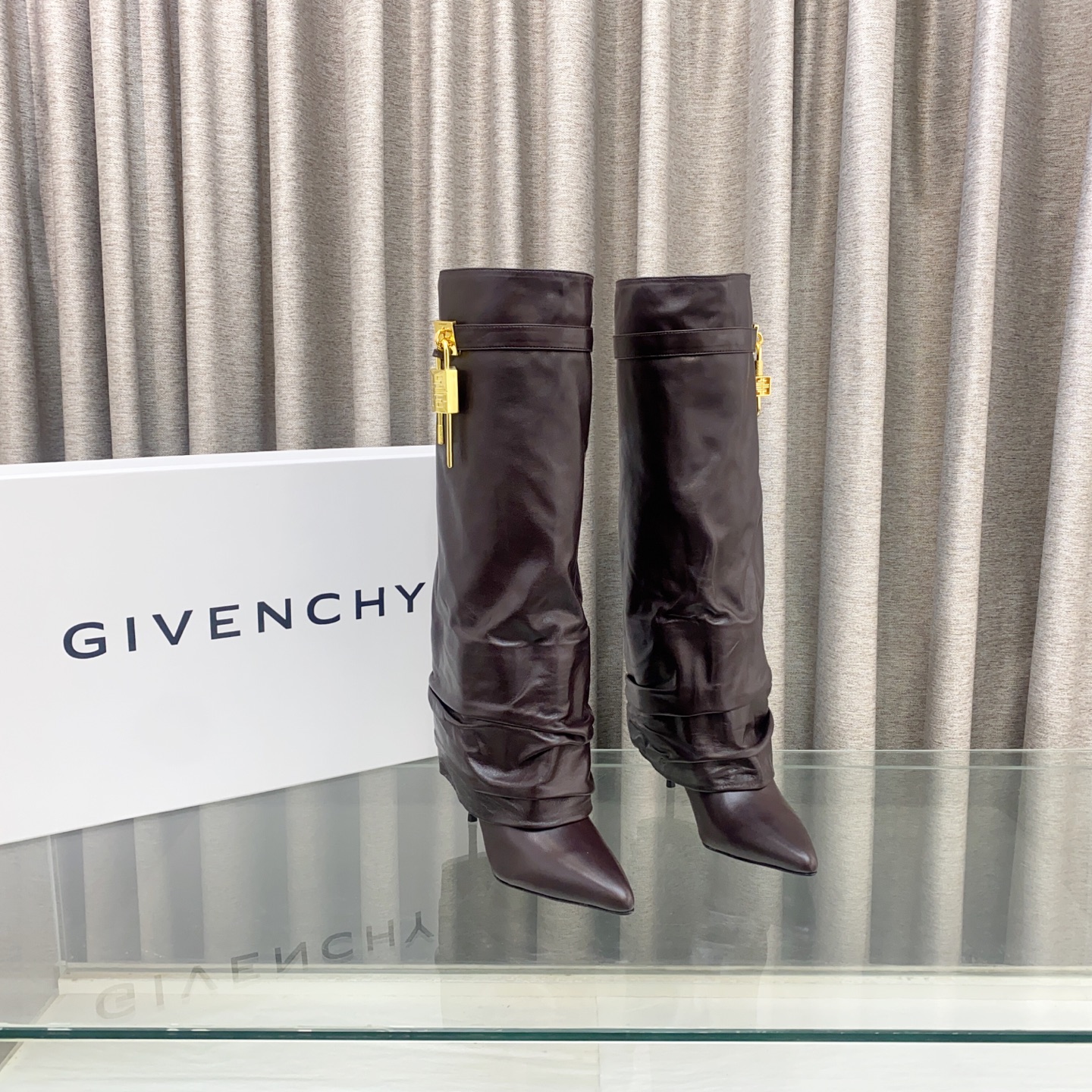 NO:245109,Top version (customized model) GIVENCHY Givenchy new fashion boots shiny leather boots Original 1:1 development, leather straps on the legs, metal buckles, gold asymmetric 4G LOGO metal padlocks, almond-shaped toe, heel height 9.5cm fabric leather. Lining sheepskin size 35~42, boots, given, given, given, boots, sheepskin19860909顶级版本（定做款） GIVENCHY纪梵希新款时尚长靴亮泽皮革靴 原版1:1开发,腿部饰有皮革束带,搭配金属扣,侧面饰有金色不对称4G LOGO金属挂锁,杏仁形鞋头 跟高9.5cm 面料皮革. 衬里羊皮革 码数35～42,靴子,givenchy,givenchy,boots,sheepskin,Women's Shoes