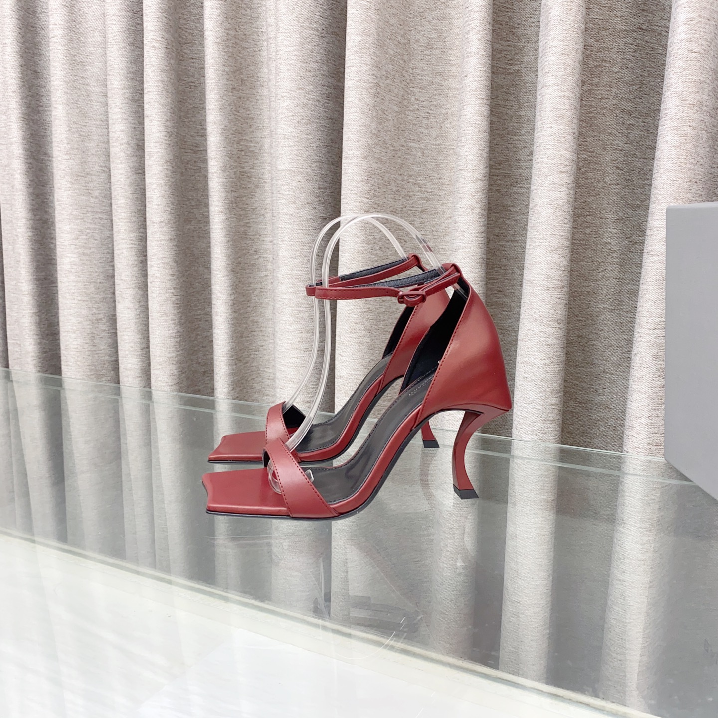 NO:244867,Balenciaga ~ Balenciaga Spring 2025 new high-heeled sandals are grandly launched ………………… Fabric Tire Beef Fabric Outsole Leather Sole. Full sheepskin made of inner and footbed size35/39 (34 40 41 Custom made without return) Heel height 7.5cm, high heels, balenciaga, balenciaga, sandals, high heels, sheepskin, Leather soles19860909巴黎世家~Balenciaga2025春季新款 高跟凉鞋隆重上市  …………………… 面料胎牛面料 大底真皮大底. 内里和垫脚全羊皮制作 size35/39（34 40 41 订做不退换） 跟高7.5cm,高跟鞋,balenciaga,balenciaga,sandals,high heels,sheepskin,Leather soles,Women's Shoes