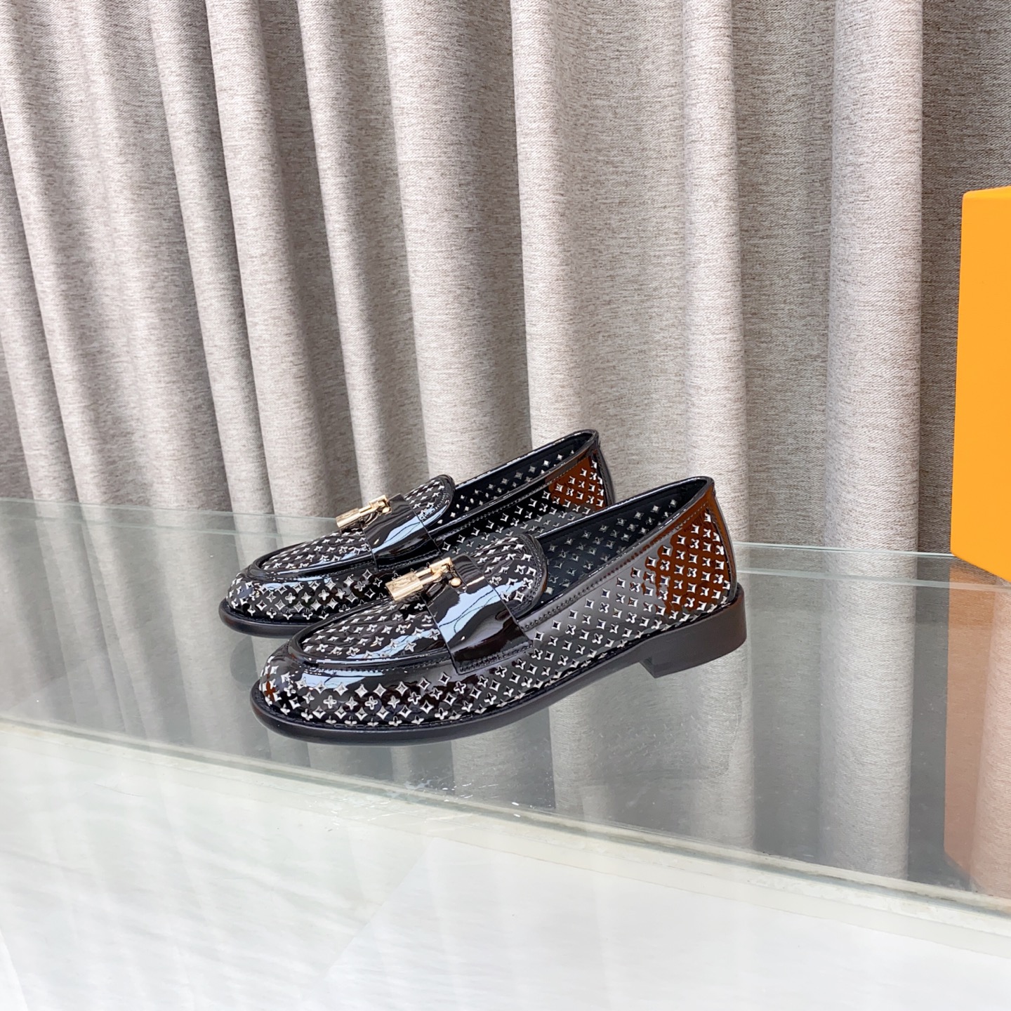 NO:669245,25Ss spring new Louis Vuitton LV lock ballet shoes hollow punched loafers with Monogram flower perforations, and then decorated with cow patent leather trim and LV letter lock decoration respectively on the upper and slim shoelaces, bringing new ideas to the classic round toe design. Delicate leather outsole completes the whole. Upper cowhide, lining sheepskin, sole Italian double-layer genuine leather outsole  Size 35-39 (40.41 customized, non-refundable), loafers, louis vuitton, louis vuitton, loafers, cowhide, sheepskin, Leather soles1986090925Ss春季新款Louis Vuitton LV 锁扣芭蕾鞋镂空冲孔乐福鞋 Monogram 花卉穿孔,再以牛漆皮饰边和LV字母锁扣装饰分别点缀鞋面和纤细鞋带,令经典圆头设计流露新意.细腻皮革外底完善整体. 鞋面牛皮 内里垫脚羊皮 鞋底意大利双层真皮大底 码数35-39（40.41定做不退换）,乐福鞋,louis vuitton,louis vuitton,loafers,cowhide,sheepskin,Leather soles,Women's Shoes